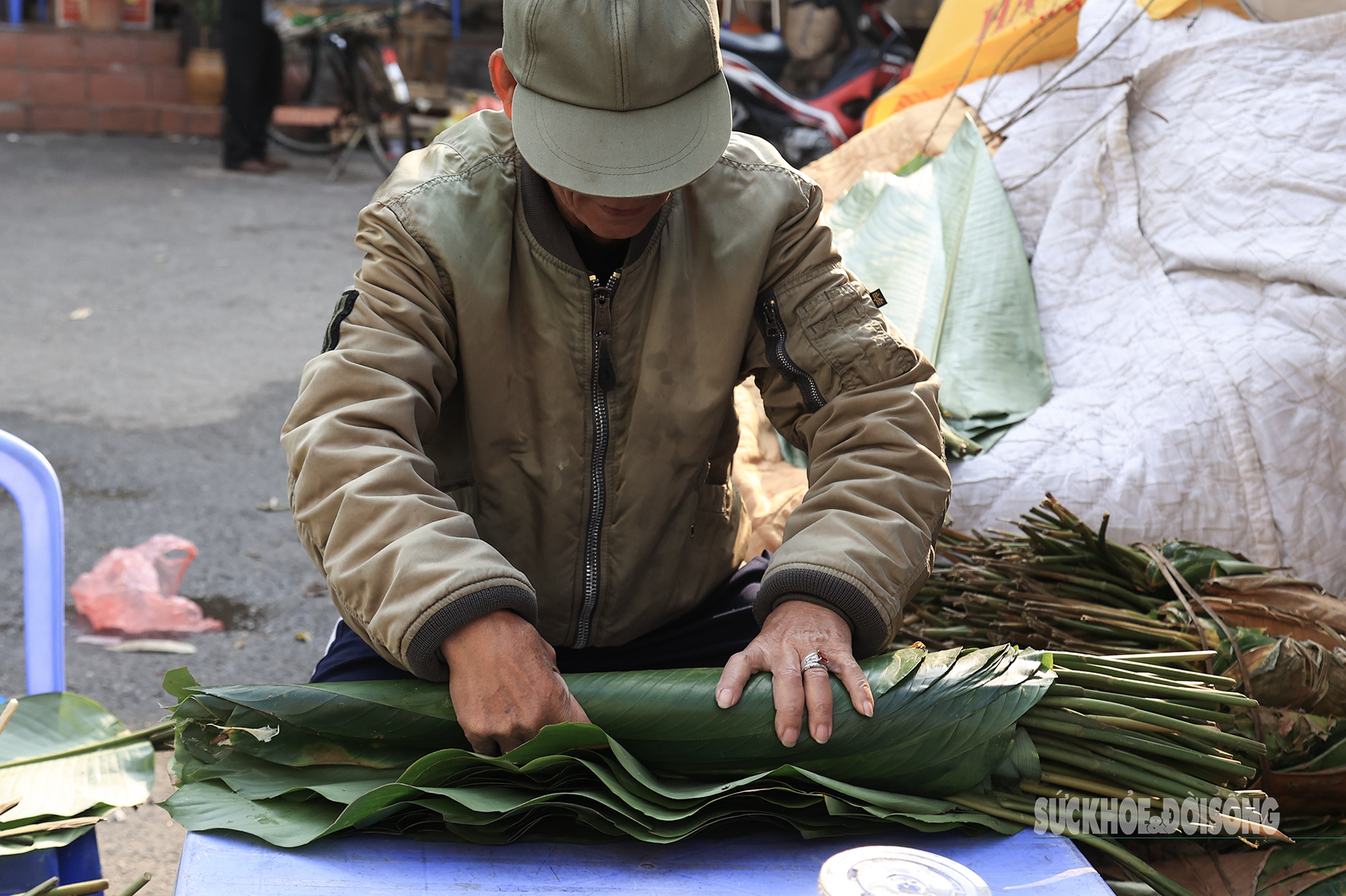 Chợ lá dong lâu đời nhất Thủ đô nhộn nhịp ngày cận Tết- Ảnh 8.