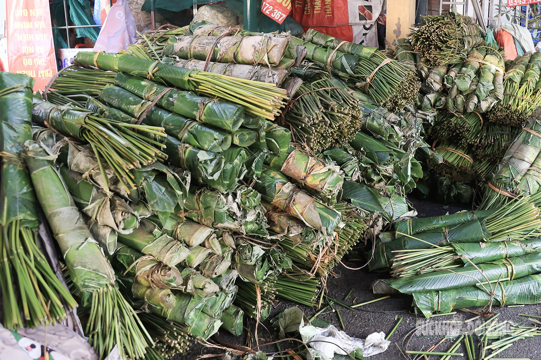 Chợ lá dong lâu đời nhất Thủ đô nhộn nhịp ngày cận Tết- Ảnh 3.