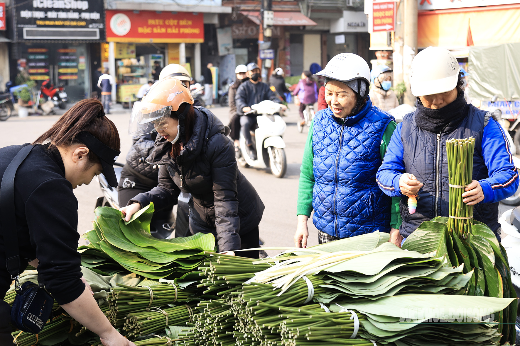 Chợ lá dong lâu đời nhất Thủ đô nhộn nhịp ngày cận Tết- Ảnh 4.