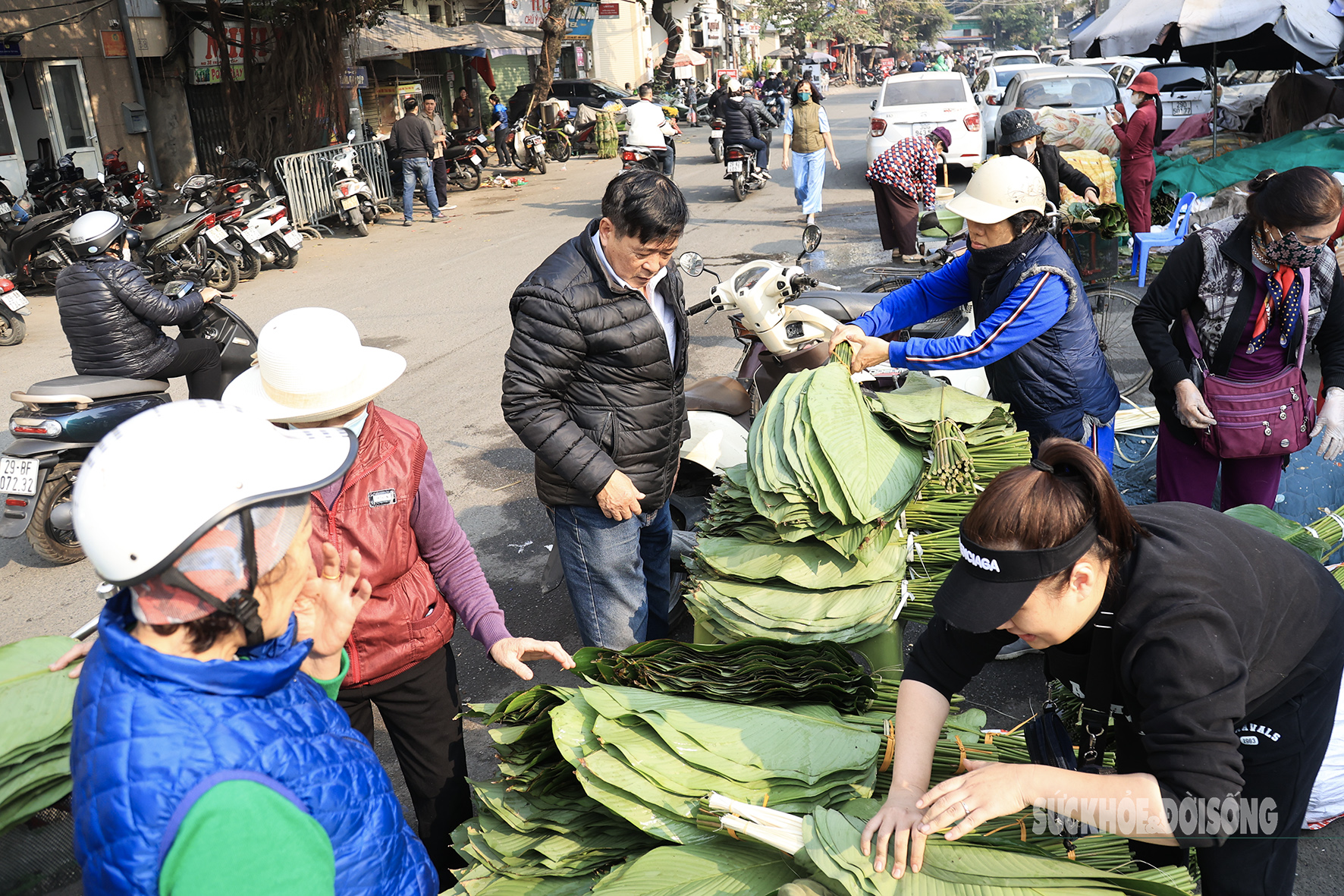 Chợ lá dong lâu đời nhất Thủ đô nhộn nhịp ngày cận Tết- Ảnh 6.