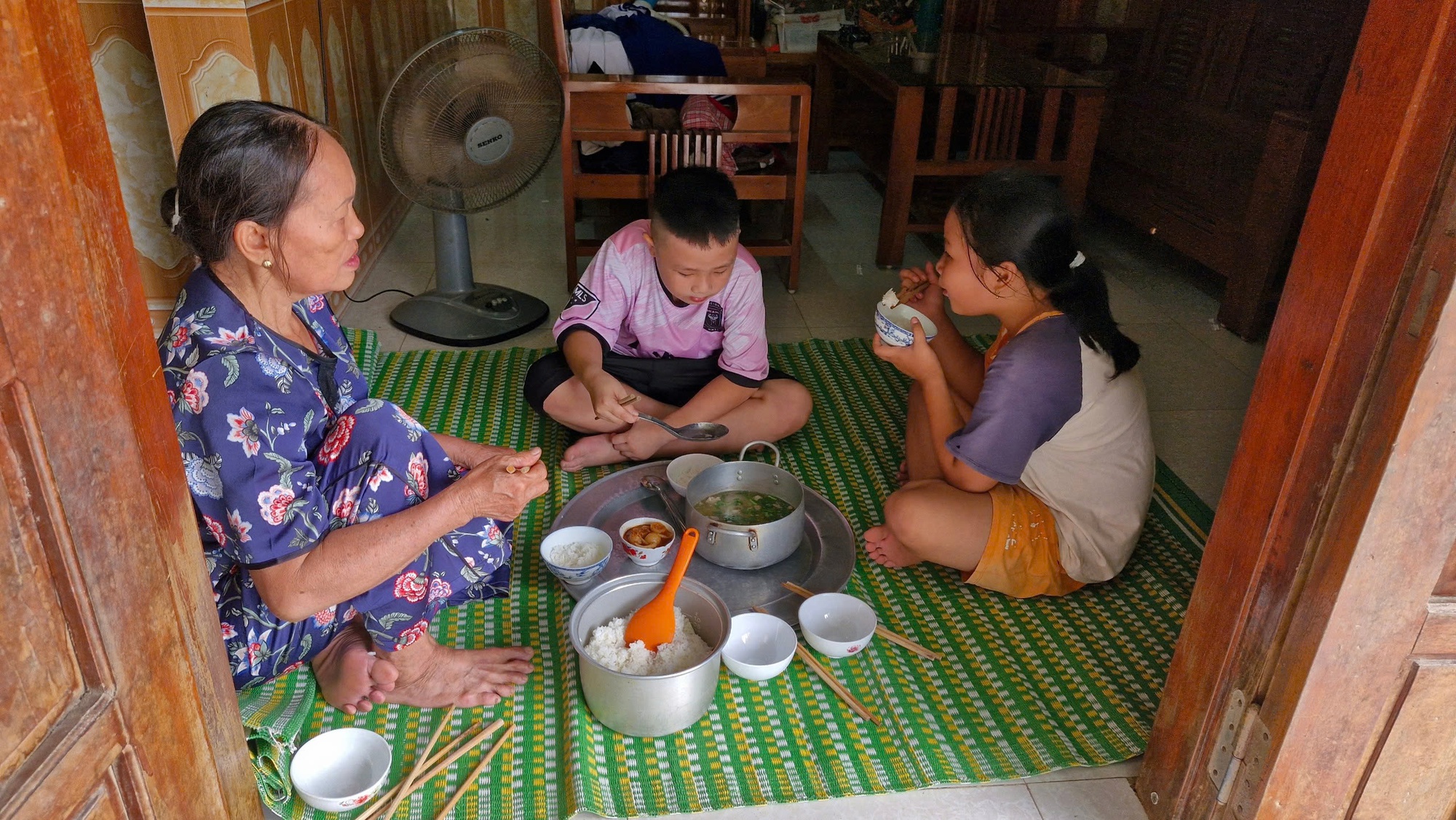 Mong ước của người bà già cả một mình nuôi 2 cháu nhỏ mồ côi- Ảnh 1.