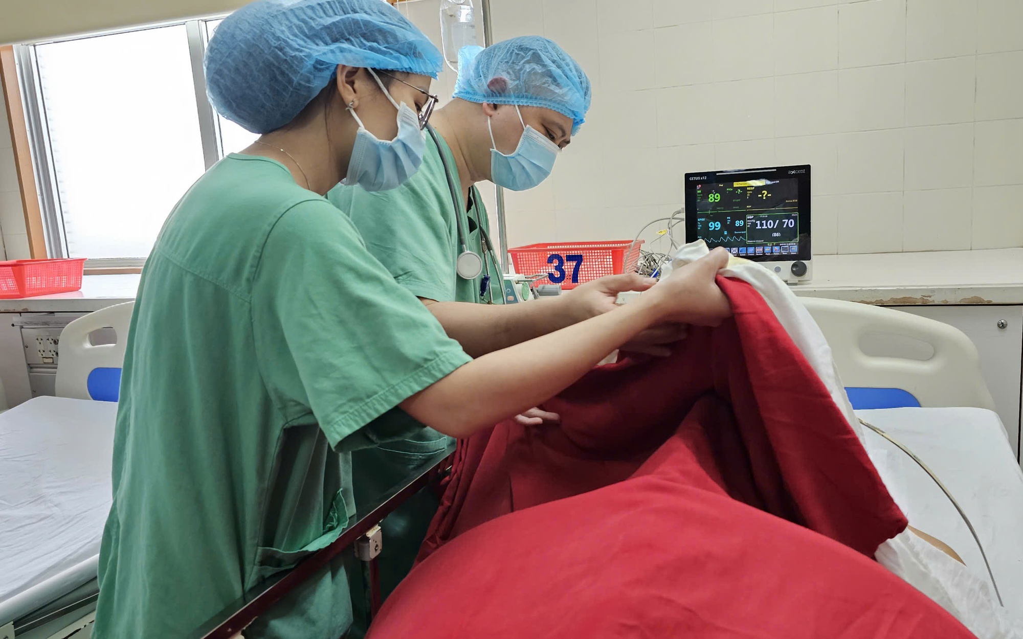 Dựng cây nêu vướng dây điện, người phụ nữ nguy cơ mất cẳng tay- Ảnh 4.