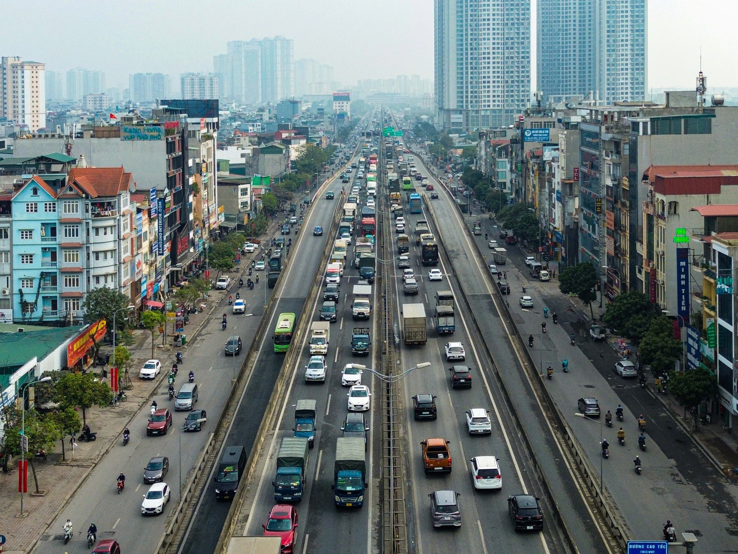 Người dân kết thúc công việc về quê đón Tết, cửa ngõ Thủ đô chật kín phương tiện- Ảnh 2.