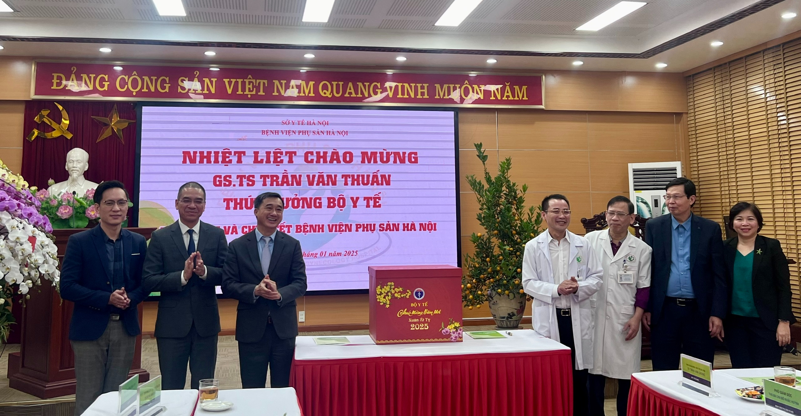 Thứ trưởng Bộ Y tế Trần Văn Thuấn thăm, chúc Tết Bệnh viện Phụ sản Hà Nội - Ảnh 2.