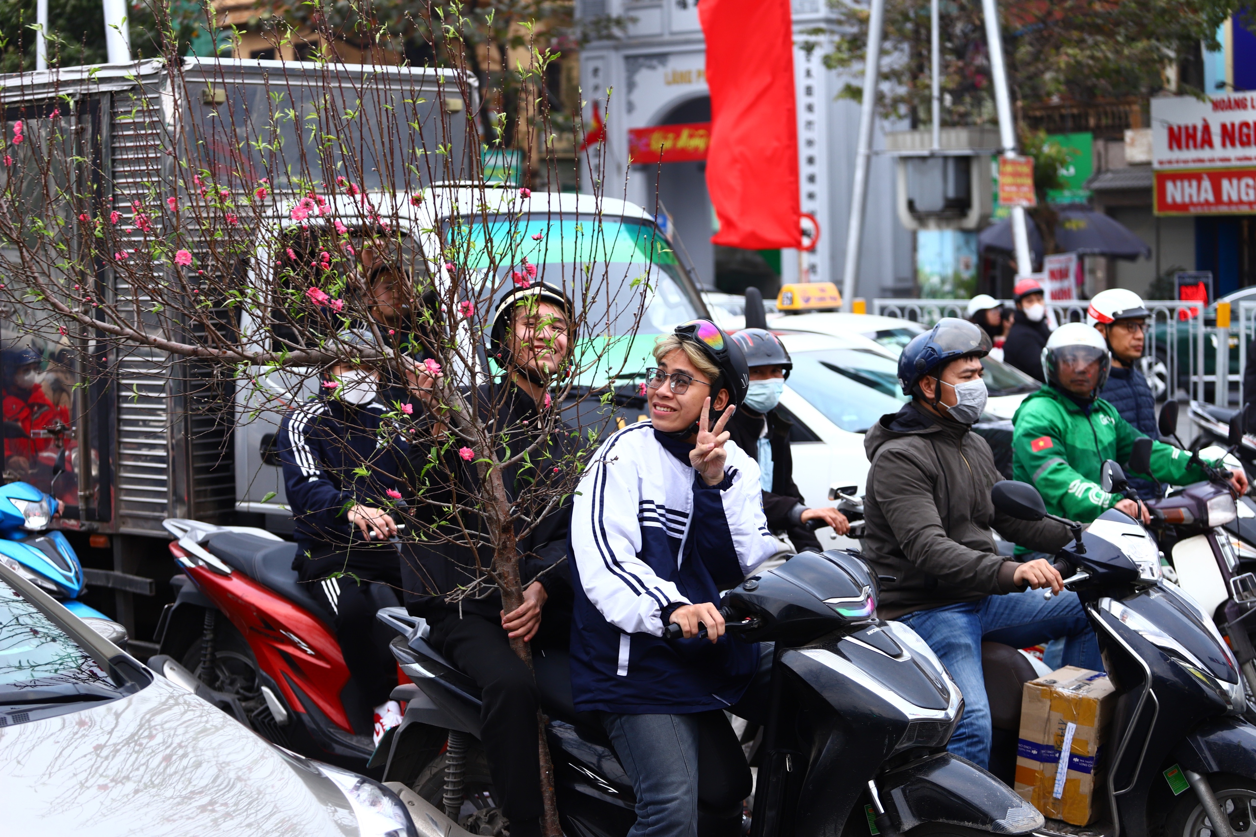 Người dân kết thúc công việc về quê đón Tết, cửa ngõ Thủ đô chật kín phương tiện- Ảnh 15.