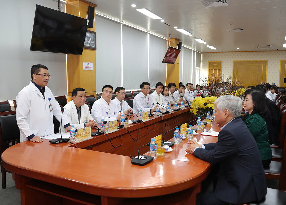 'Các thầy thuốc đang từng ngày, từng giờ tận tâm, tận lực chữa trị và động viên tinh thần bệnh nhân'- Ảnh 3.