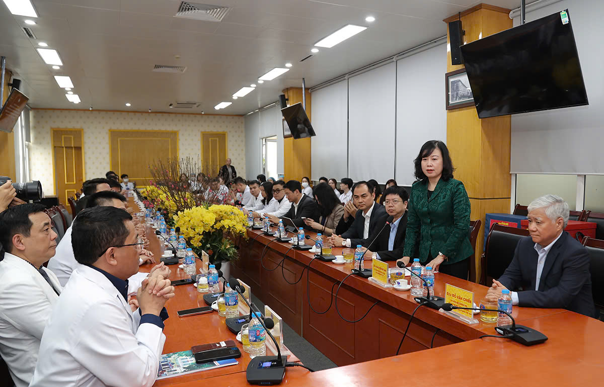 'Các thầy thuốc đang từng ngày, từng giờ tận tâm, tận lực chữa trị và động viên tinh thần bệnh nhân'- Ảnh 2.