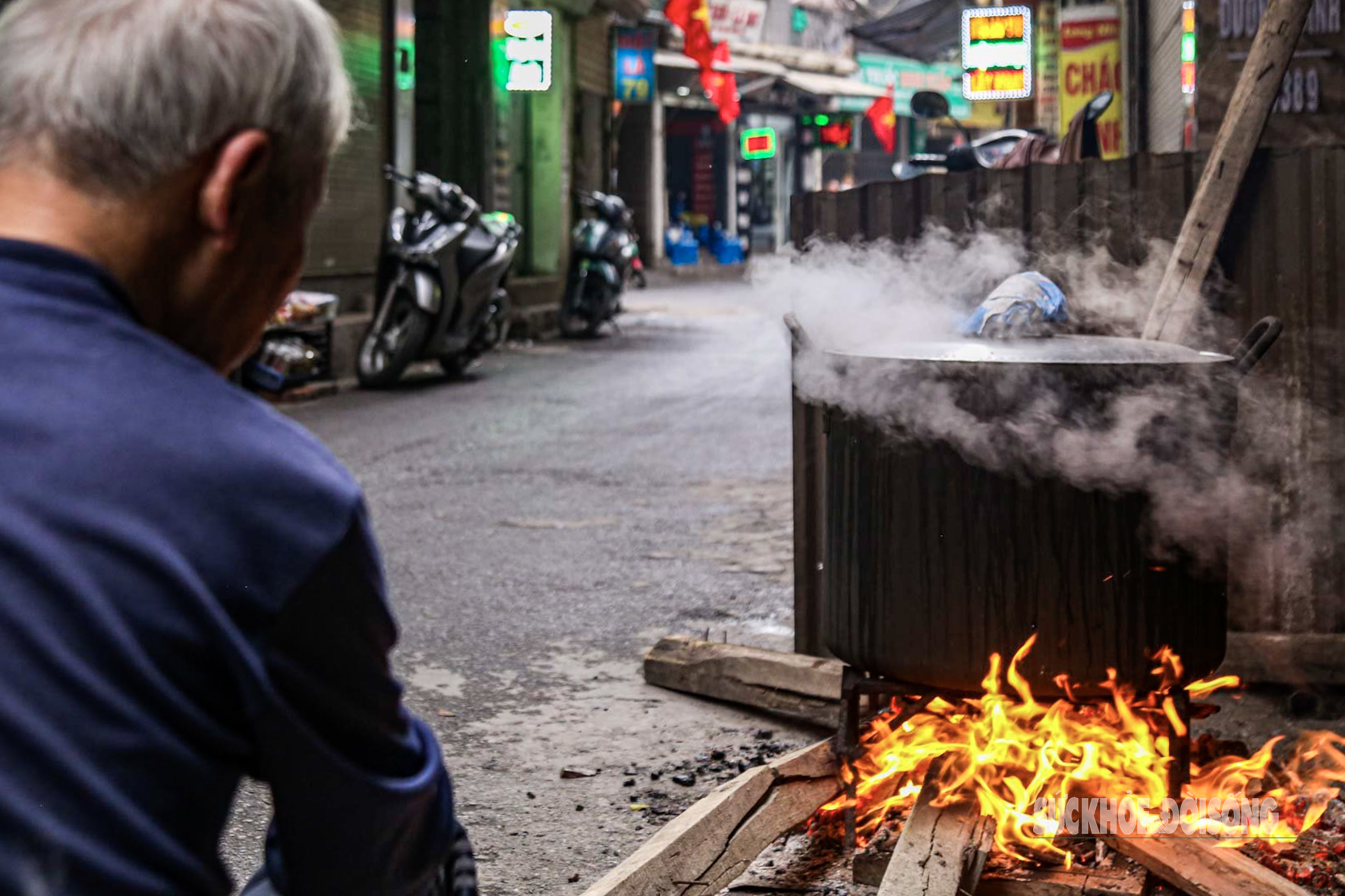 Người Hà Nội bắc bếp củi luộc bánh chưng trên hè phố- Ảnh 3.