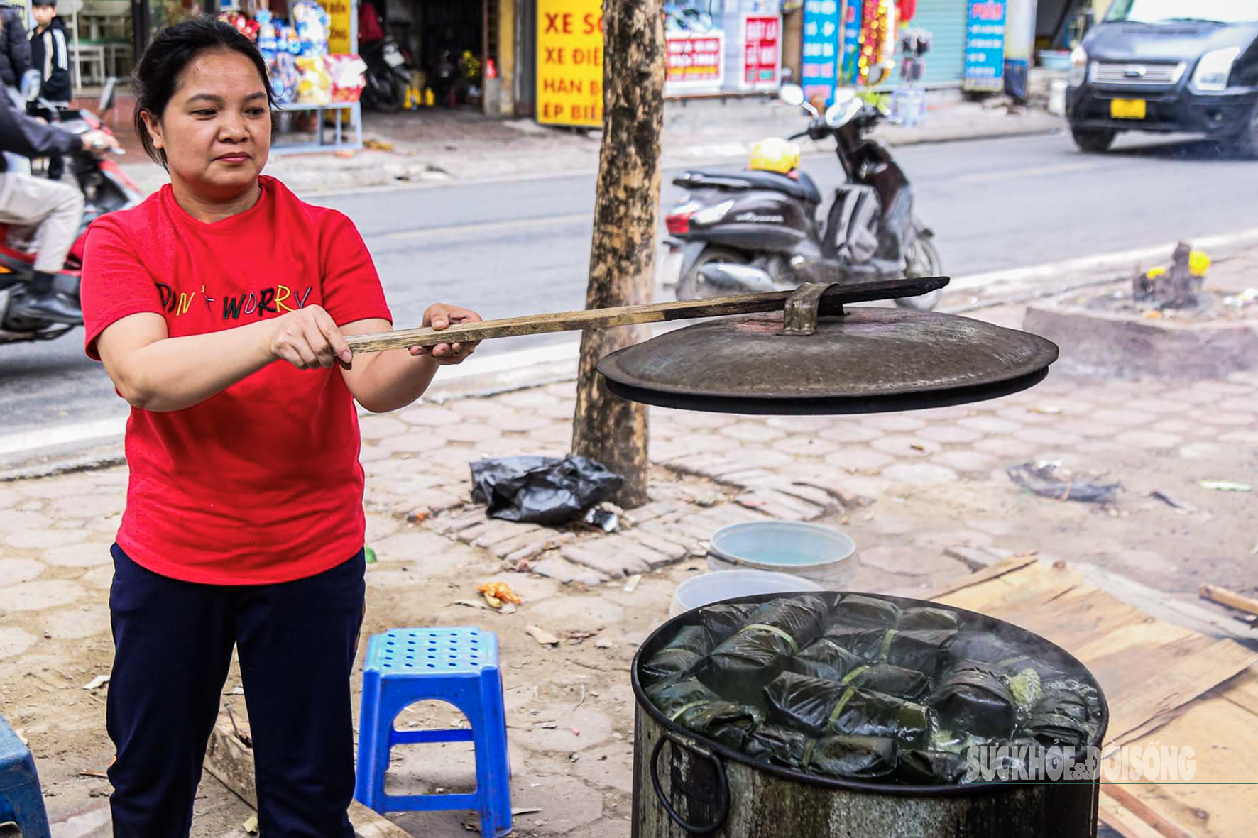 Người Hà Nội bắc bếp củi luộc bánh chưng trên hè phố- Ảnh 8.