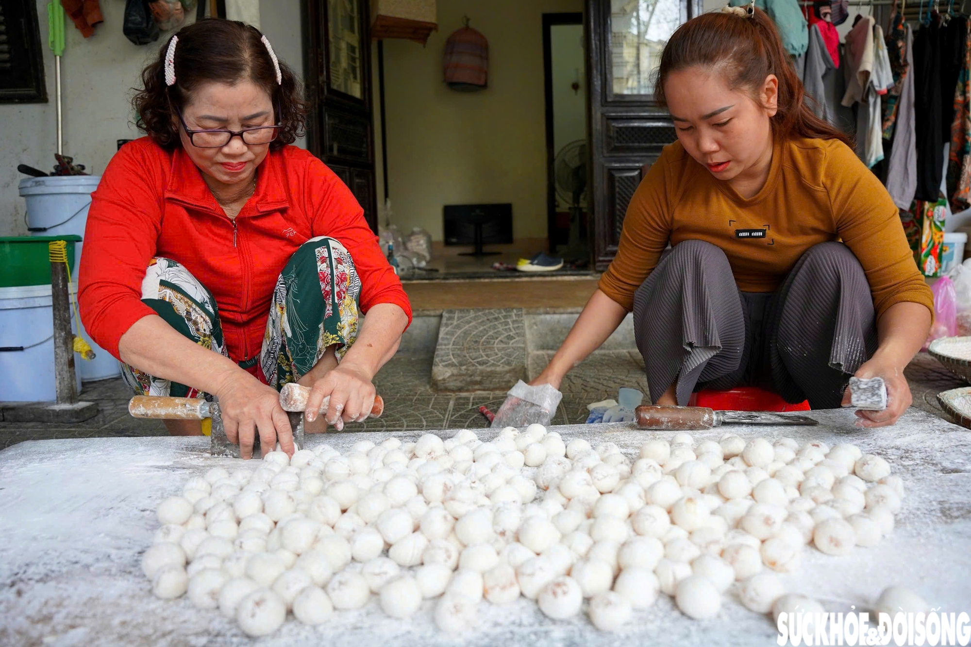 Cận cảnh nghề làm kẹo cau - thức quà tuổi thơ của người dân xứ Huế- Ảnh 1.