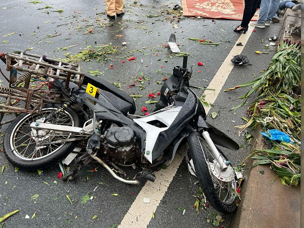 Đi xe máy vào làn ô tô, người bán hoa tử vong trên cầu Nhật Tân- Ảnh 2.