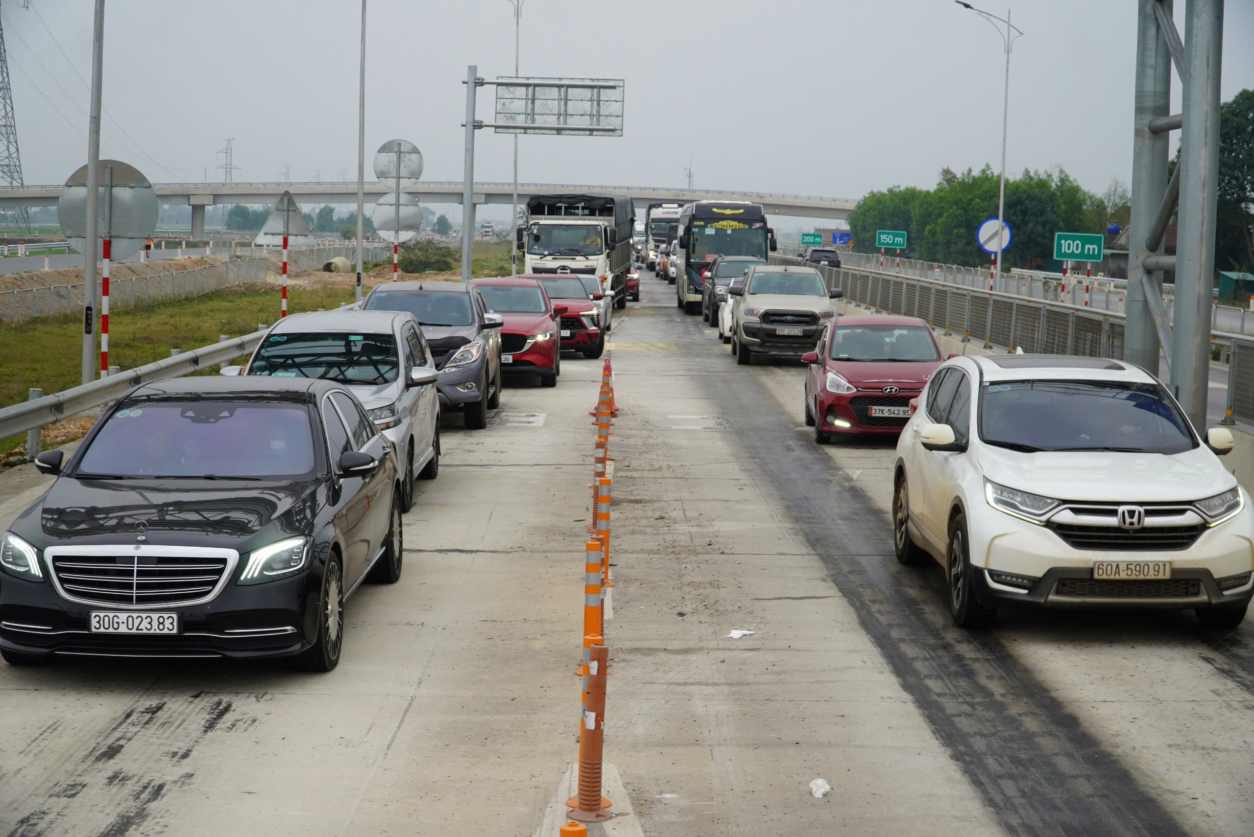 Nhiều tài xế chưa làm tài khoản VETC, cao tốc Diễn Châu - Bãi Vọt ùn tắc cục bộ- Ảnh 2.