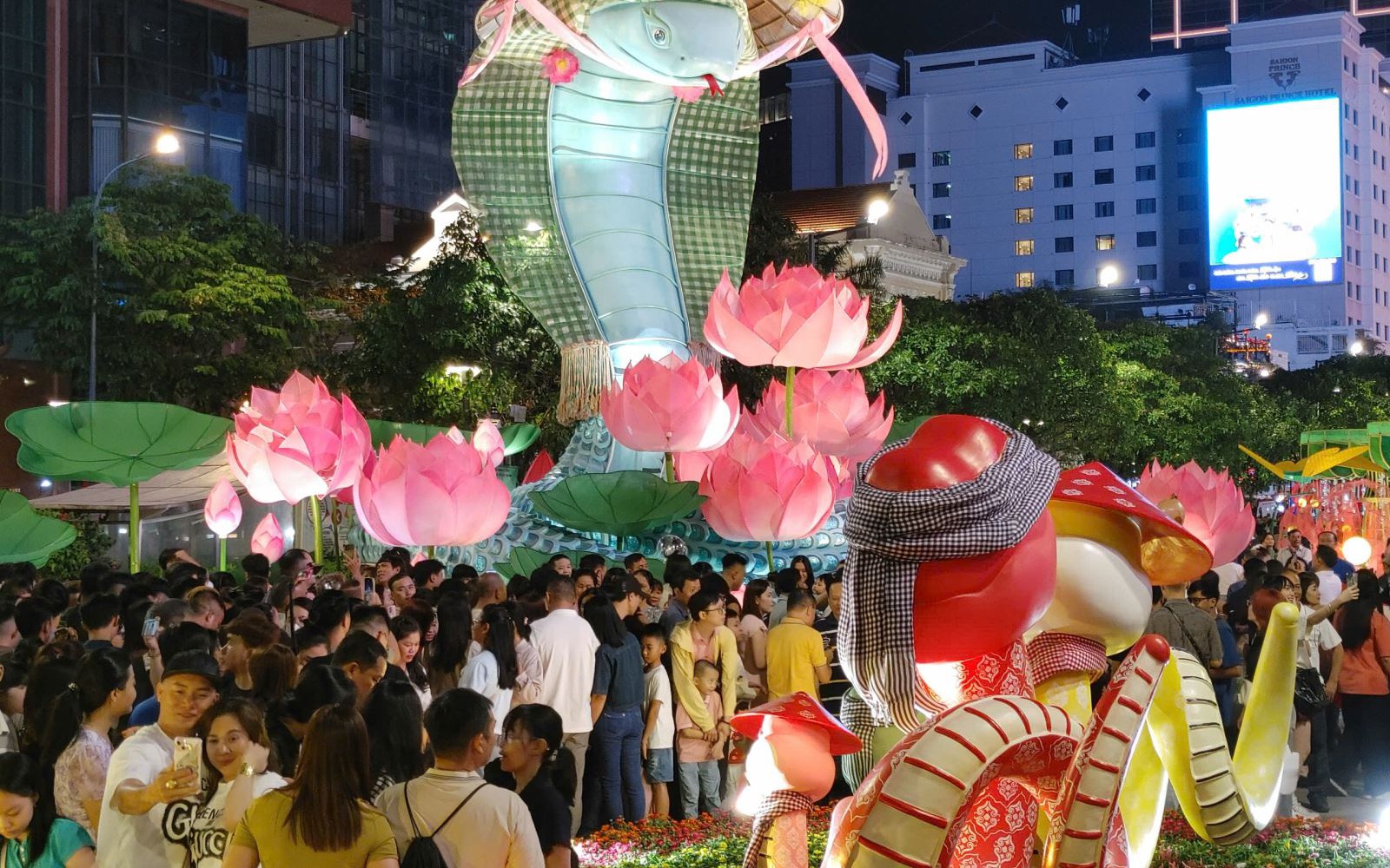 TP Hồ Chí Minh: Đông đảo người dân tham quan Đường hoa Tết Ất Tỵ 2025 trong đêm khai mạc