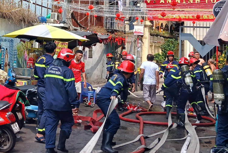 TP Hồ Chí Minh: Hỏa hoạn thiêu rụi 7 căn nhà vào trưa 29 Tết- Ảnh 2.