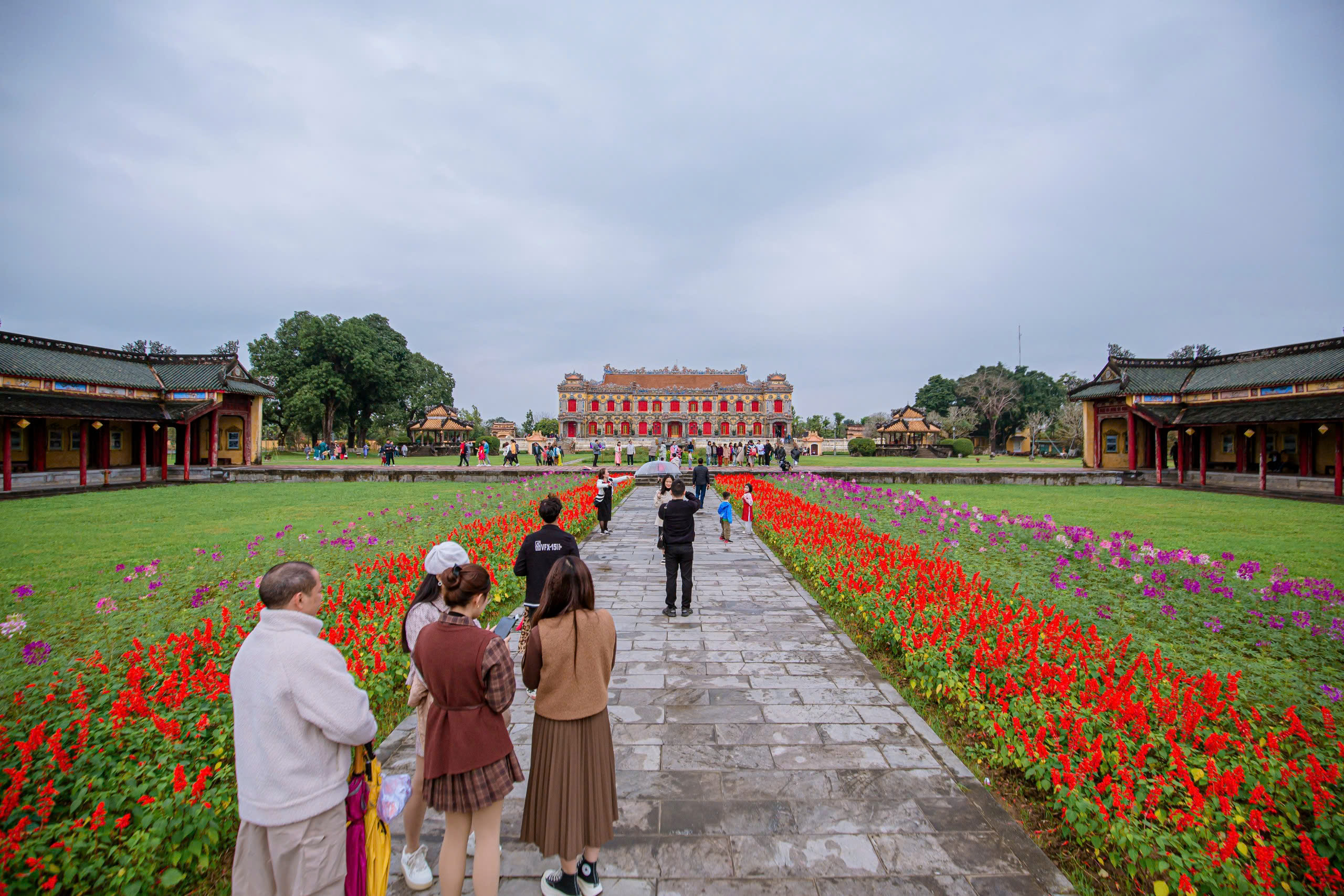 Du khách thích thú 'hái lộc' đầu xuân khi tham quan di tích Huế- Ảnh 12.