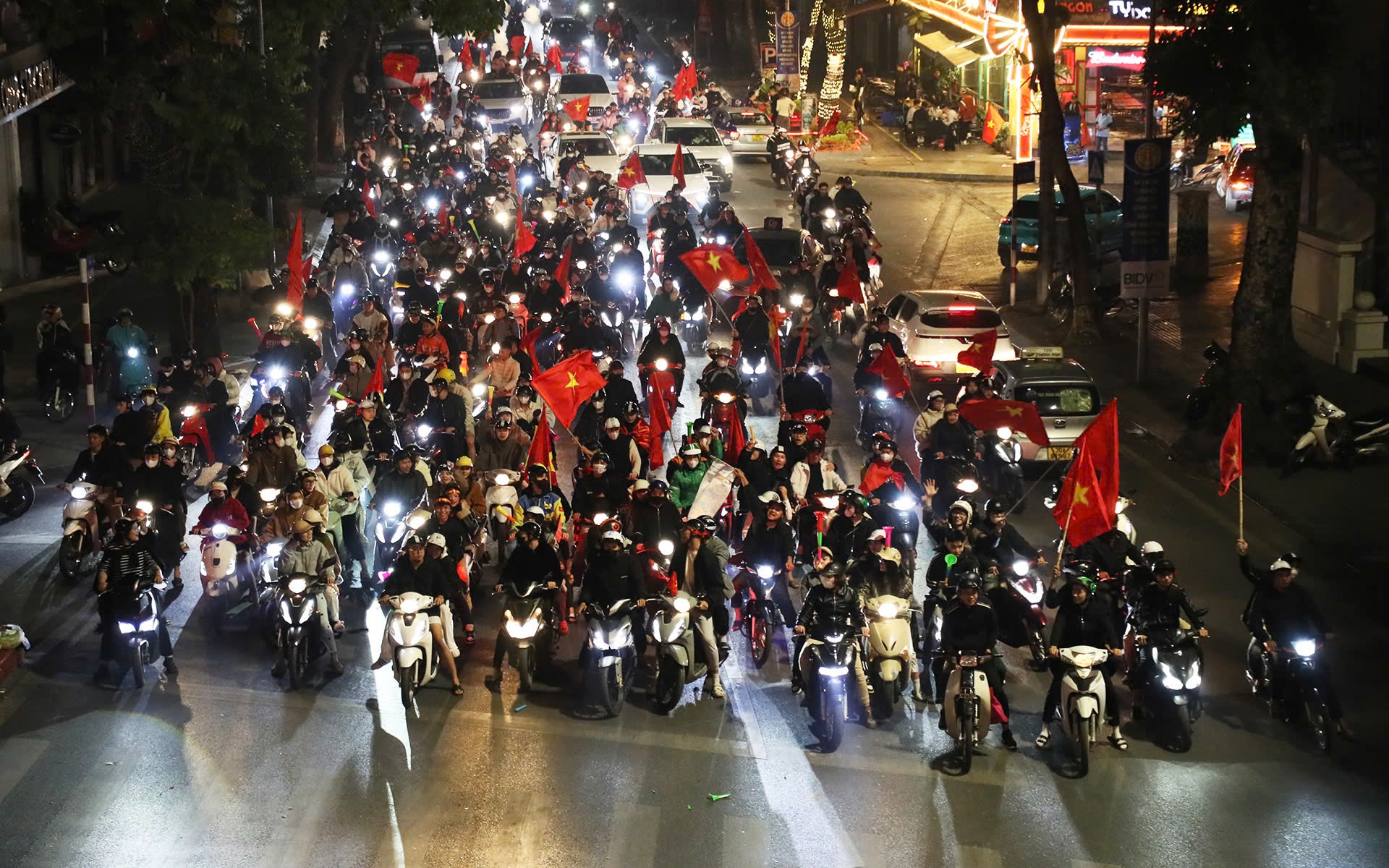 Hà Nội: Công an làm việc với người phụ nữ hô hào 'Công an ngủ rồi, đua xe nhé'- Ảnh 1.