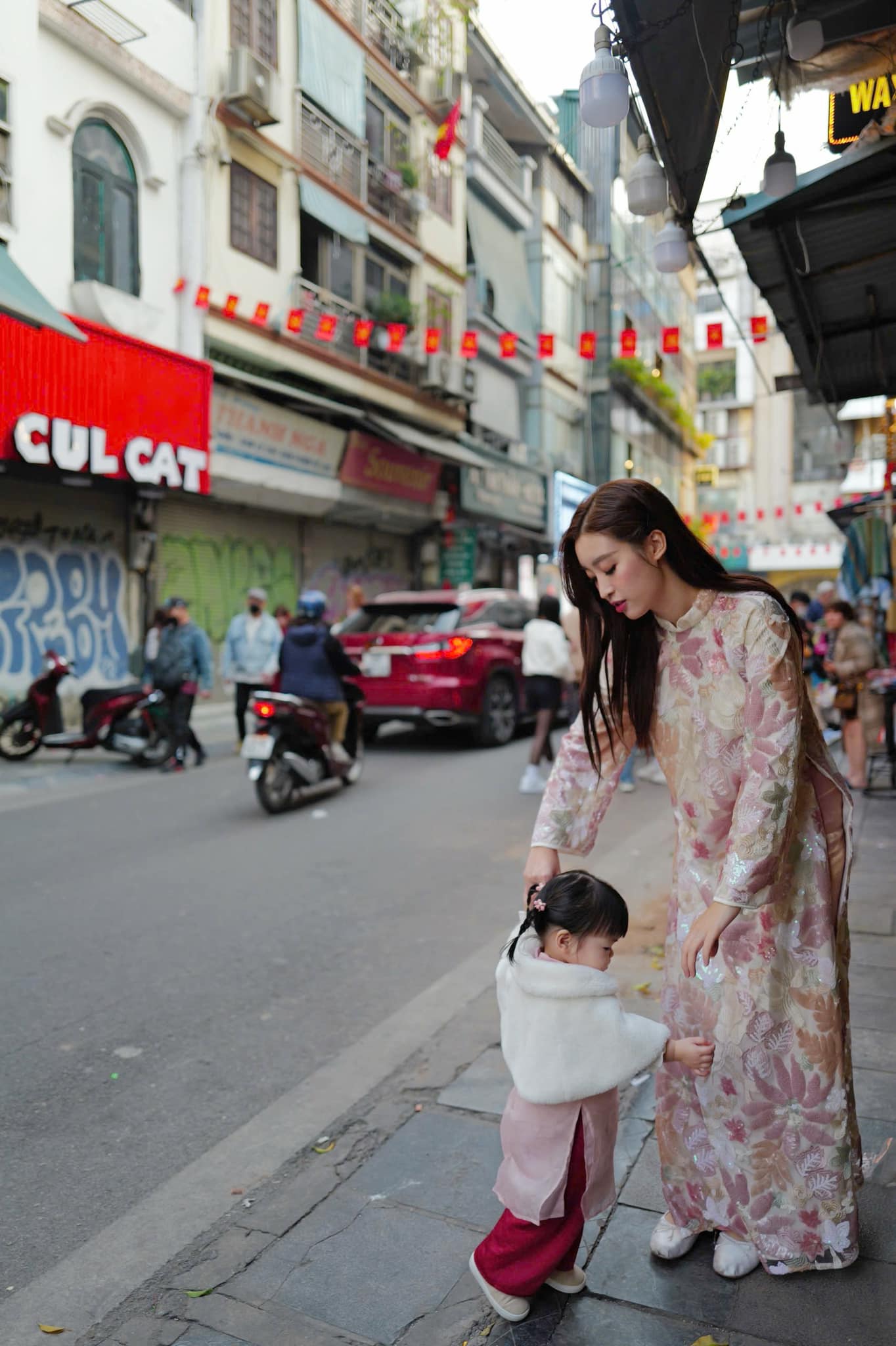 Biểu cảm đáng yêu của con gái Hoa hậu Đỗ Mỹ Linh đi chơi Tết- Ảnh 4.