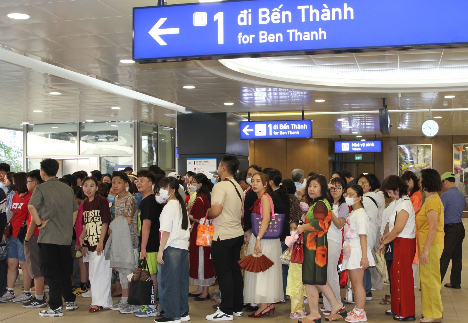 TP Hồ Chí Minh: Đông đảo người dân du Xuân bằng tuyến metro số 1