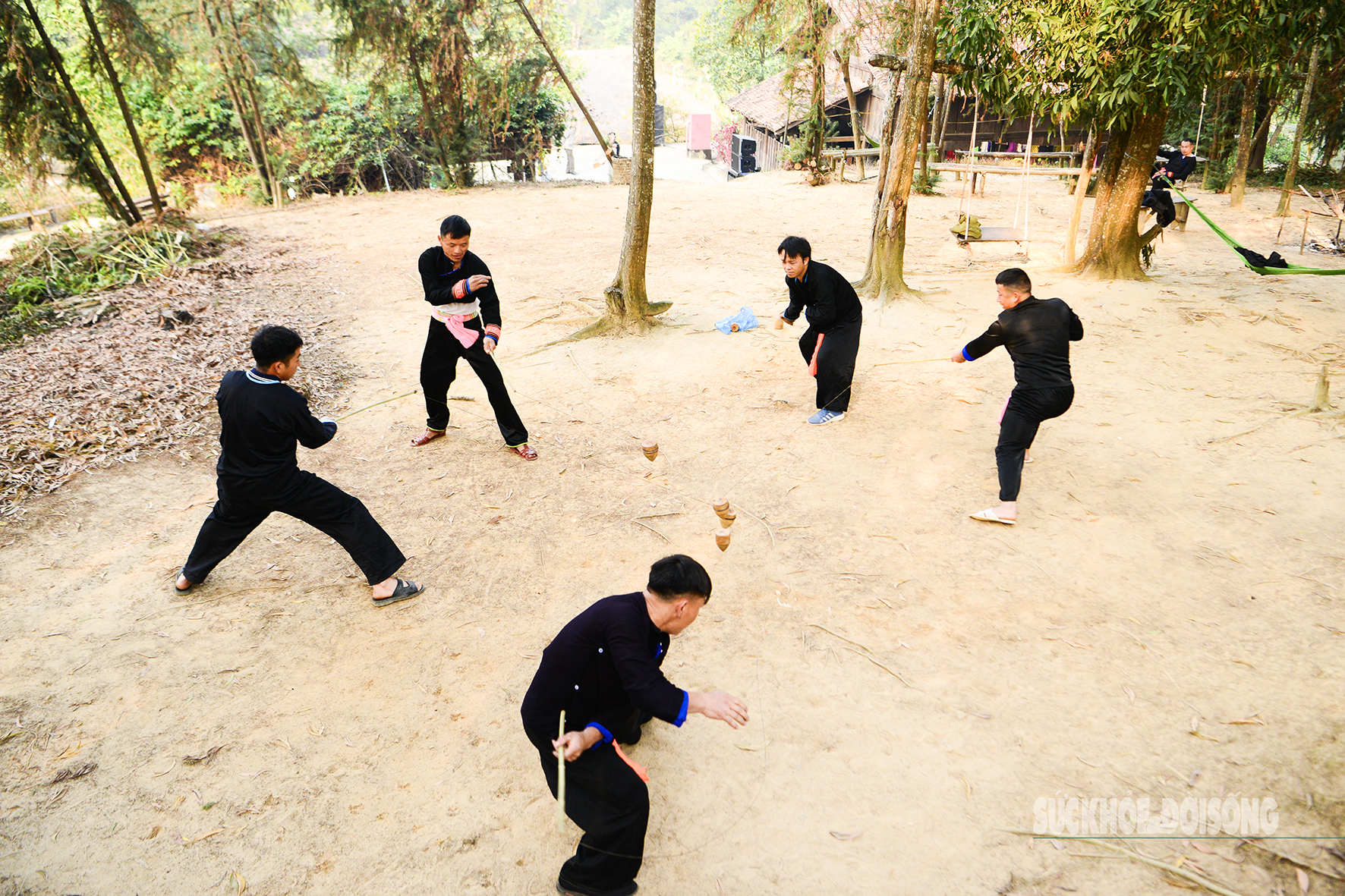 Đàn ông người Mông khéo léo đánh tu lu trong ngày Tết- Ảnh 1.