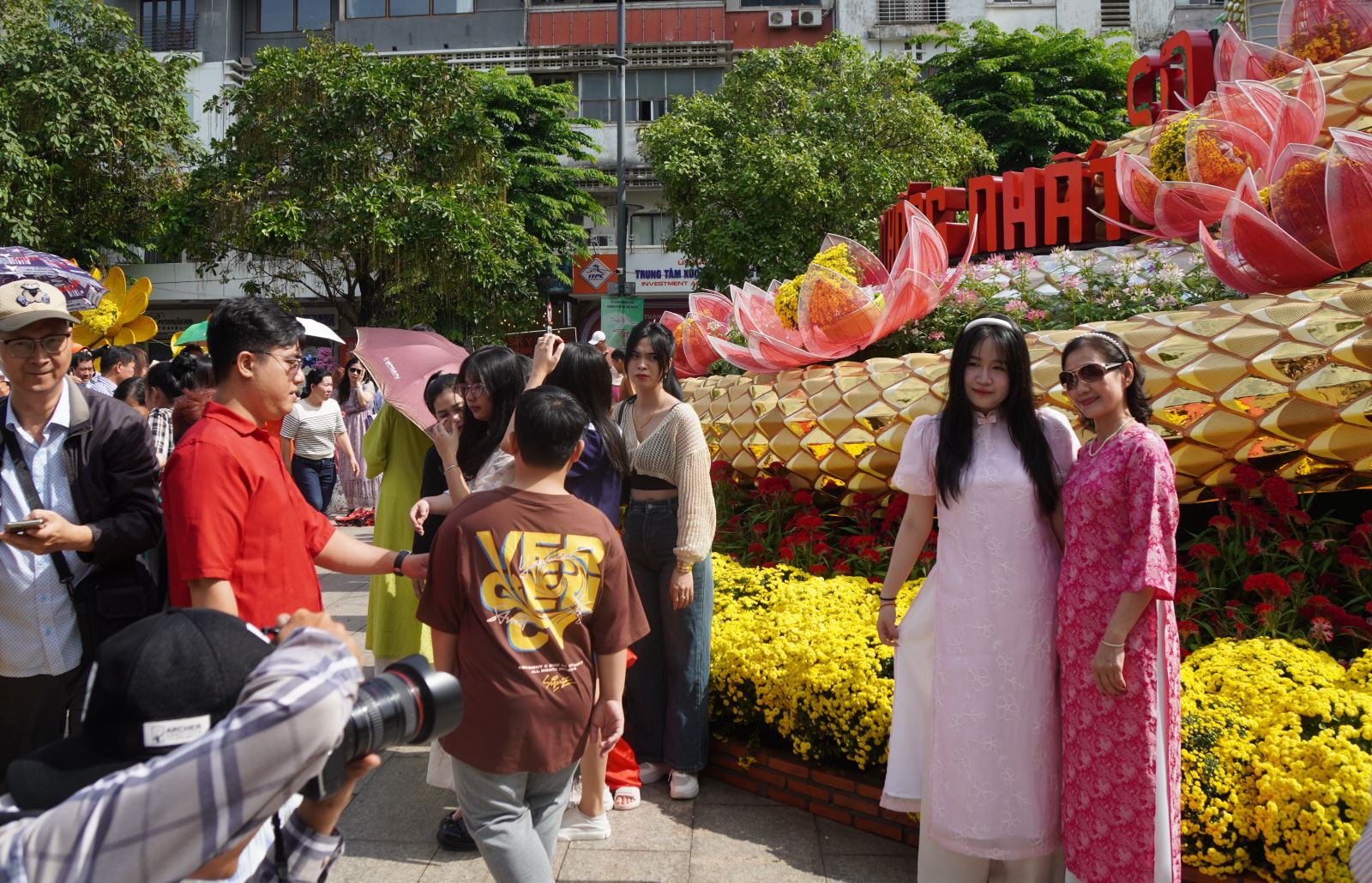 TP Hồ Chí Minh: Người dân 'đội nắng' du Xuân tại Đường hoa và Đường sách Tết- Ảnh 4.