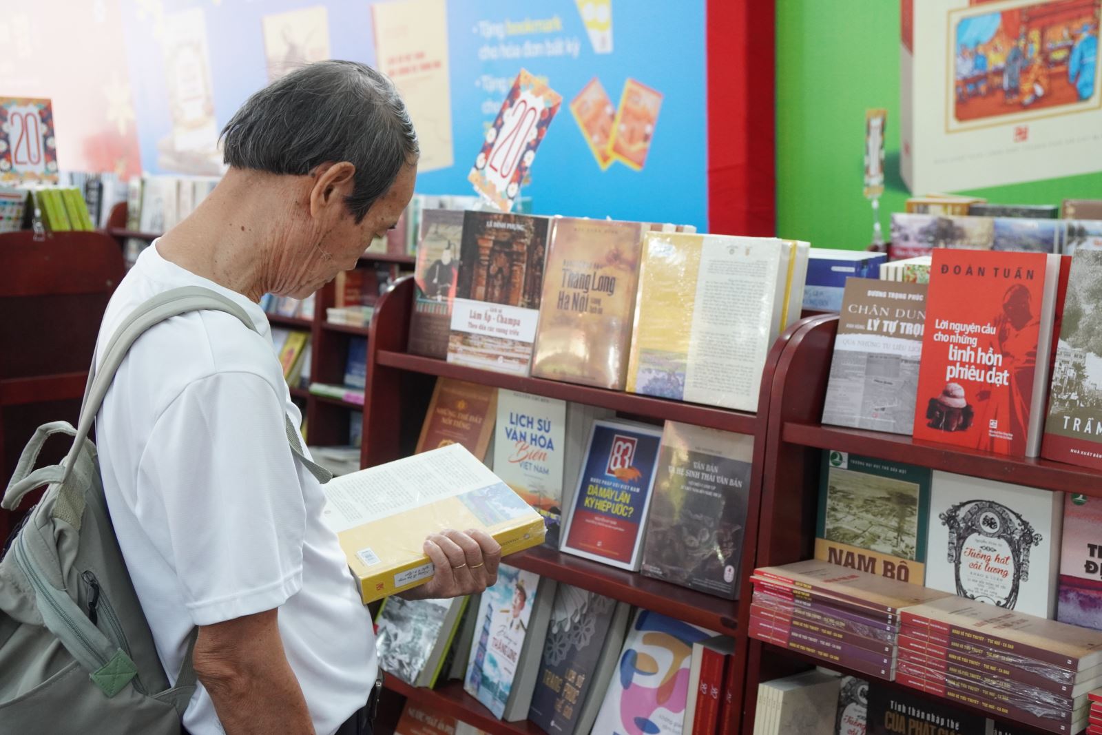 TP Hồ Chí Minh: Người dân 'đội nắng' du Xuân tại Đường hoa và Đường sách Tết- Ảnh 9.