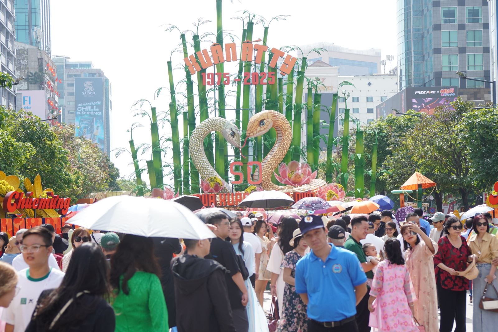 TP Hồ Chí Minh: Người dân 'đội nắng' du Xuân tại Đường hoa và Đường sách Tết- Ảnh 2.