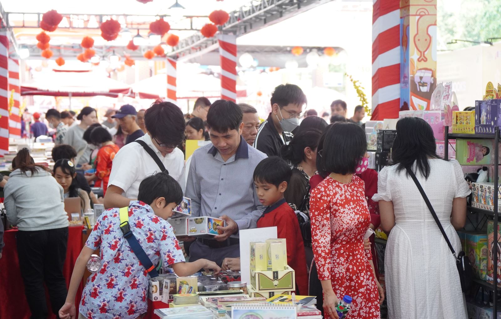 TP Hồ Chí Minh: Người dân 'đội nắng' du Xuân tại Đường hoa và Đường sách Tết- Ảnh 7.