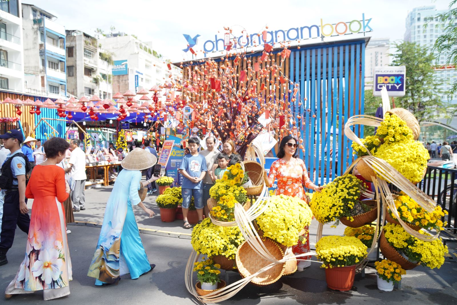 TP Hồ Chí Minh: Người dân 'đội nắng' du Xuân tại Đường hoa và Đường sách Tết- Ảnh 10.