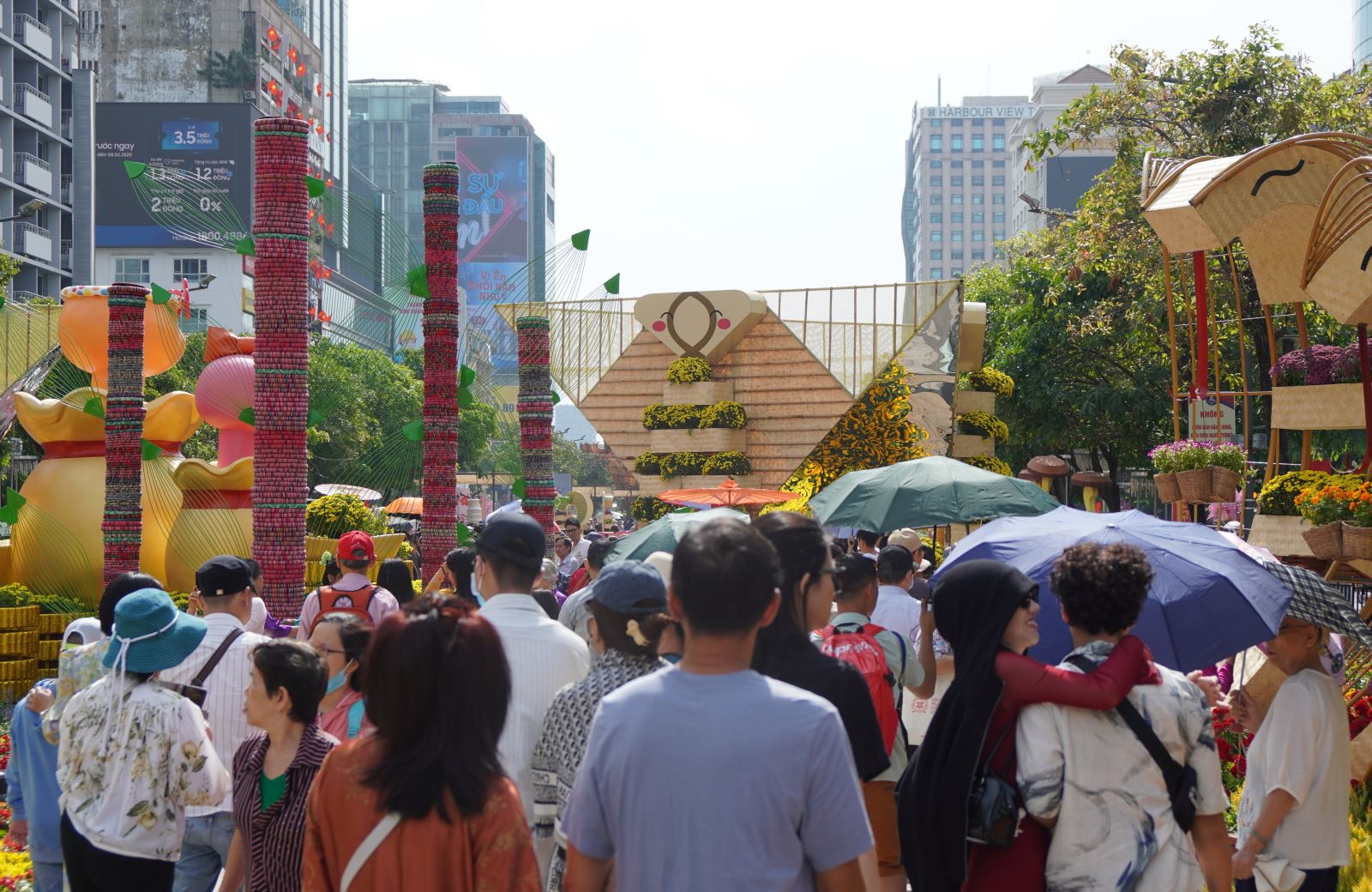 TP Hồ Chí Minh: Người dân 'đội nắng' du Xuân tại Đường hoa và Đường sách Tết- Ảnh 5.