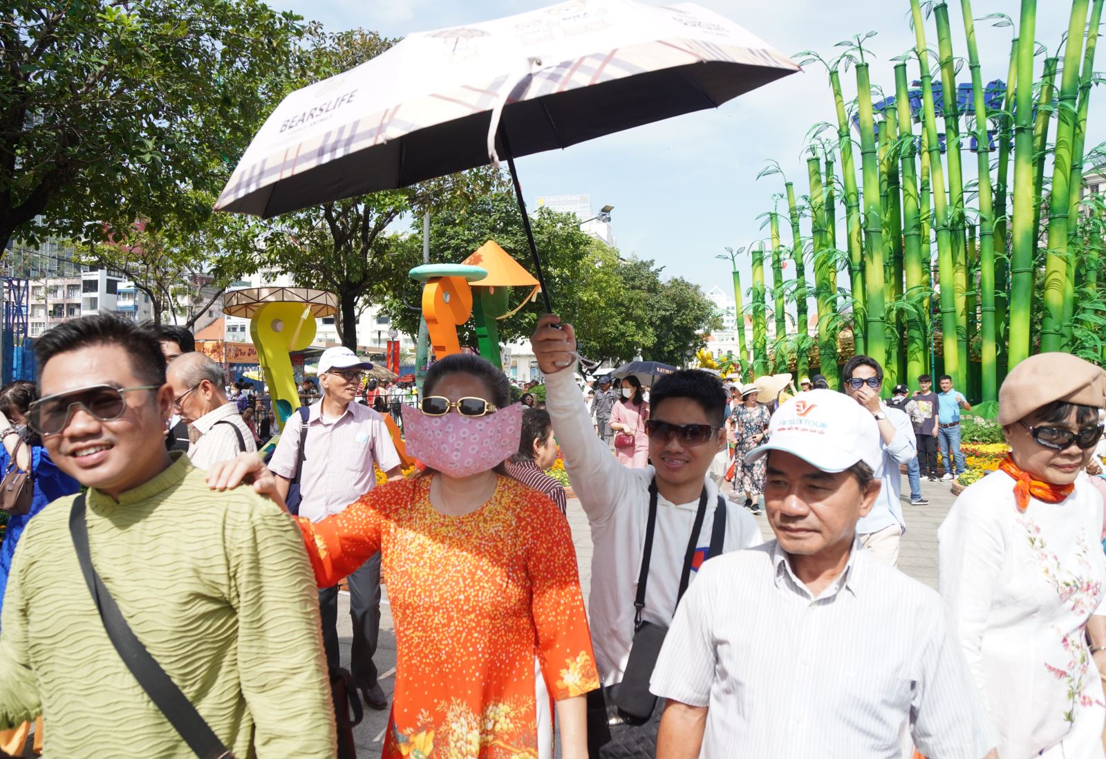 TP Hồ Chí Minh: Người dân 'đội nắng' du Xuân tại Đường hoa và Đường sách Tết- Ảnh 1.