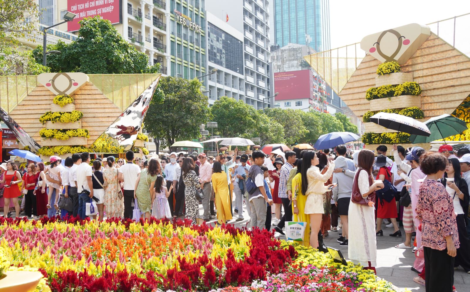 TP Hồ Chí Minh: Người dân 'đội nắng' du Xuân tại Đường hoa và Đường sách Tết- Ảnh 3.