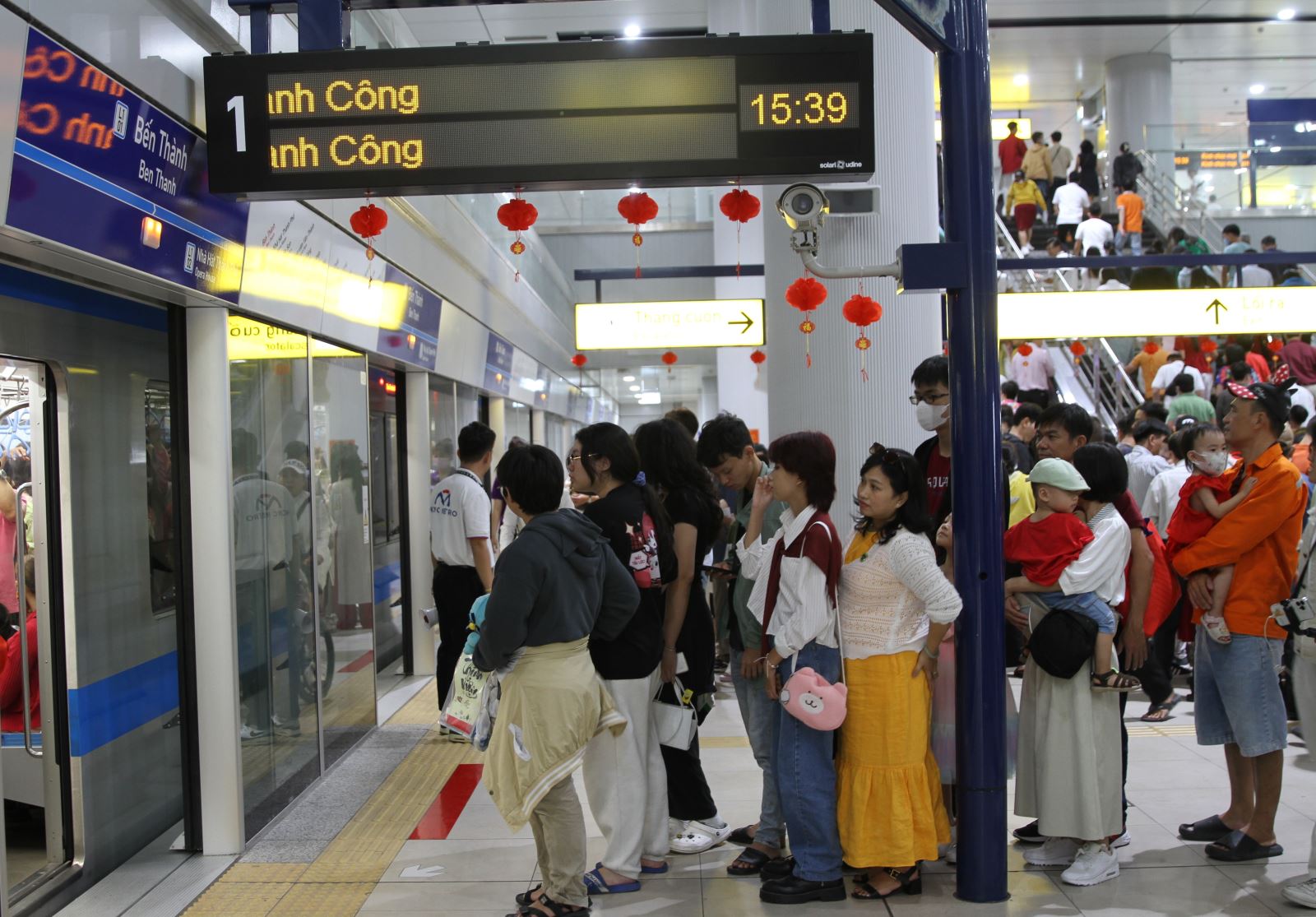 TP Hồ Chí Minh: Đông đảo người dân du Xuân bằng tuyến metro số 1 - Ảnh 8.