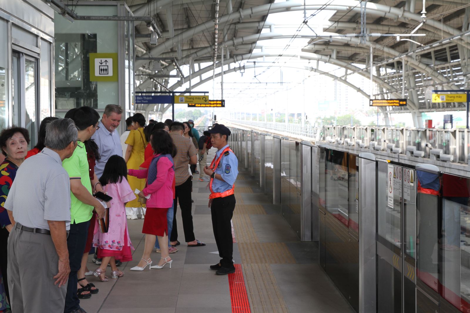 TP Hồ Chí Minh: Đông đảo người dân du Xuân bằng tuyến metro số 1 - Ảnh 2.