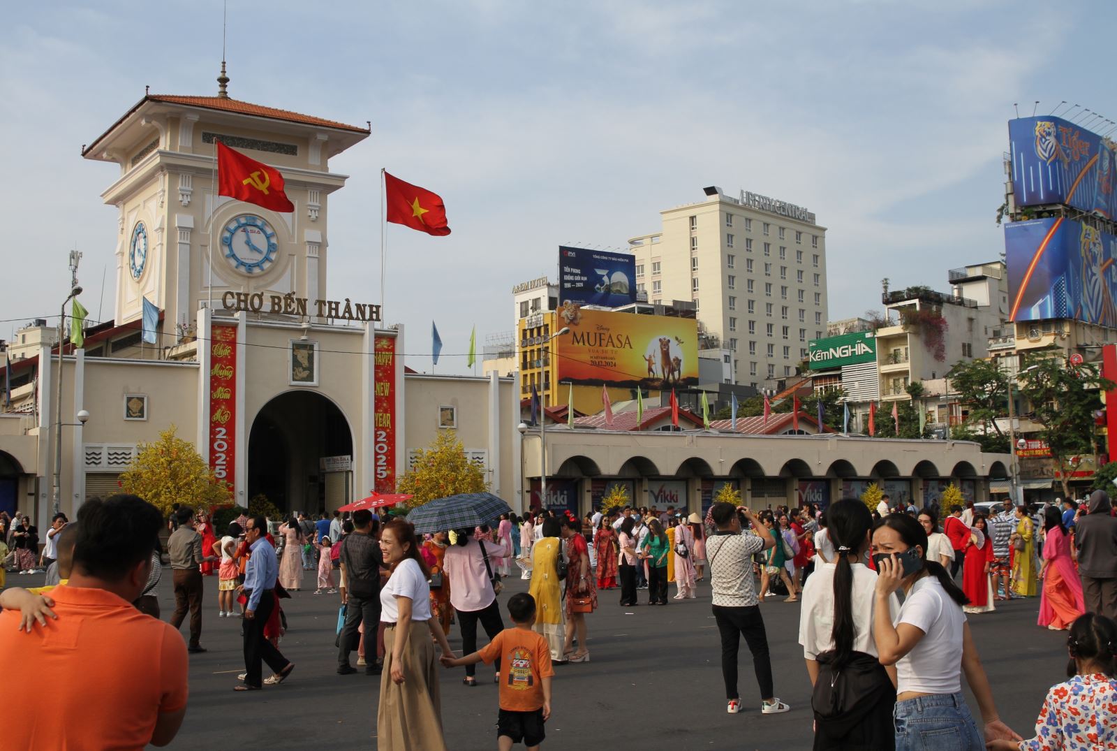 TP Hồ Chí Minh: Đông đảo người dân du Xuân bằng tuyến metro số 1 - Ảnh 6.