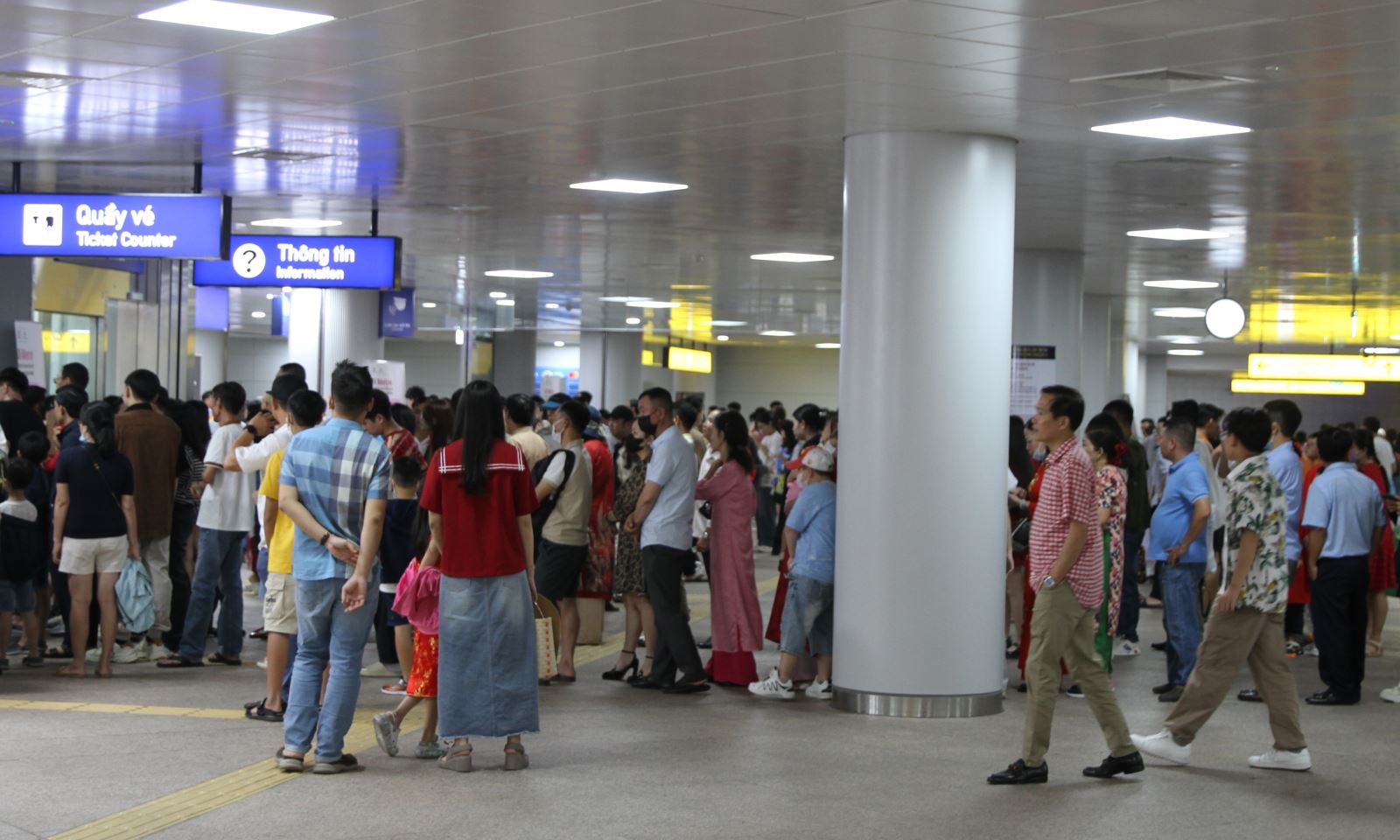 TP Hồ Chí Minh: Đông đảo người dân du Xuân bằng tuyến metro số 1 - Ảnh 1.