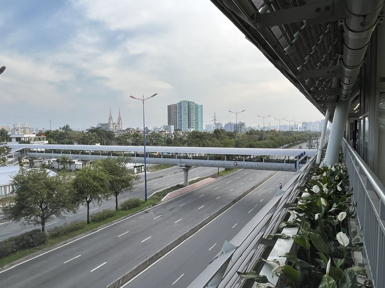 TP Hồ Chí Minh: Đông đảo người dân du Xuân bằng tuyến metro số 1 - Ảnh 10.