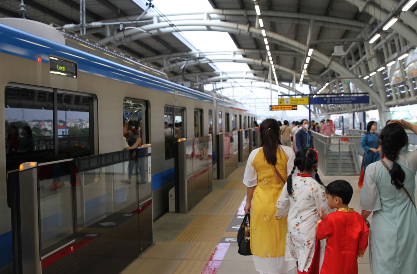 TP Hồ Chí Minh: Đông đảo người dân du Xuân bằng tuyến metro số 1 - Ảnh 3.