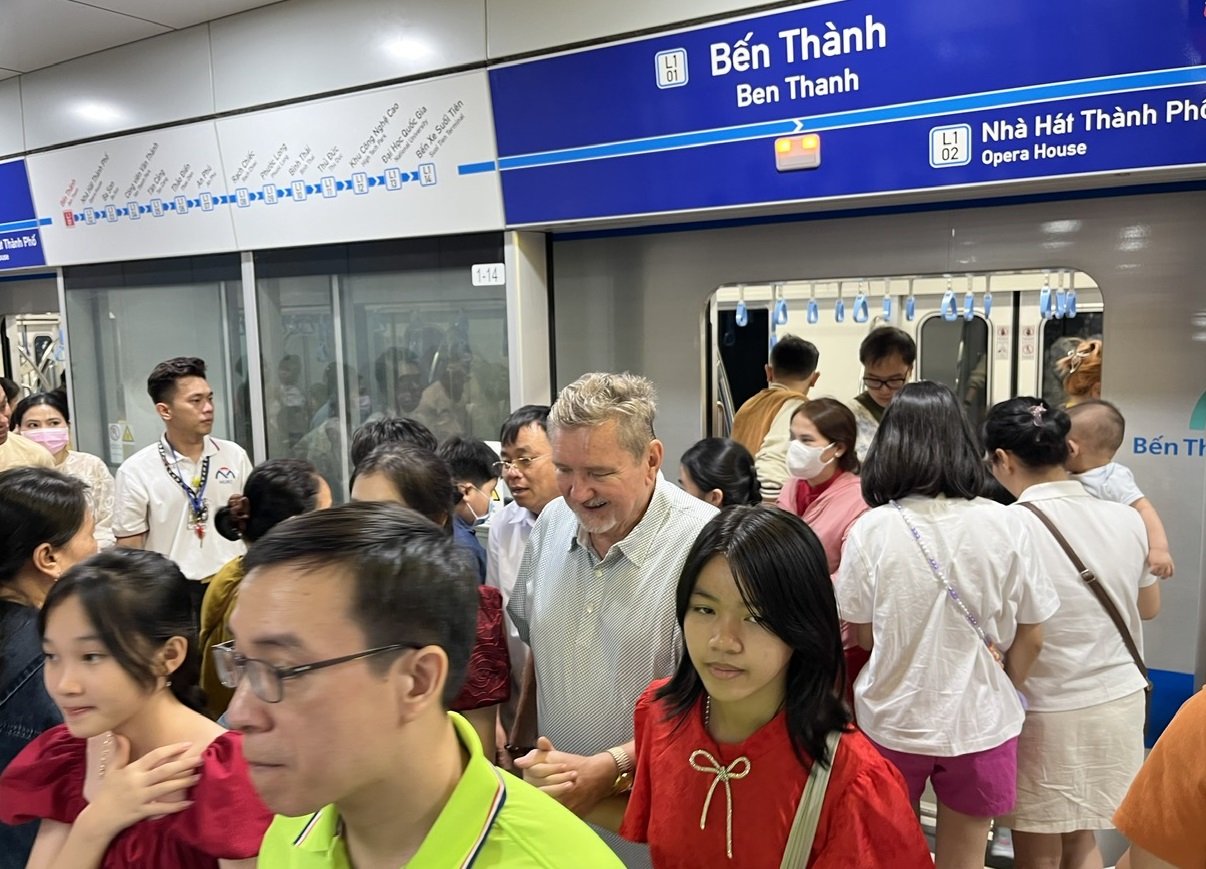 TP Hồ Chí Minh: Đông đảo người dân du Xuân bằng tuyến metro số 1 - Ảnh 5.