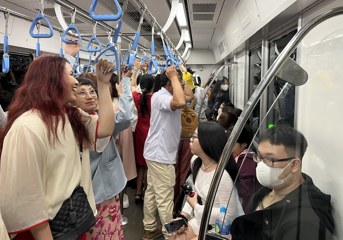 TP Hồ Chí Minh: Đông đảo người dân du Xuân bằng tuyến metro số 1 - Ảnh 4.