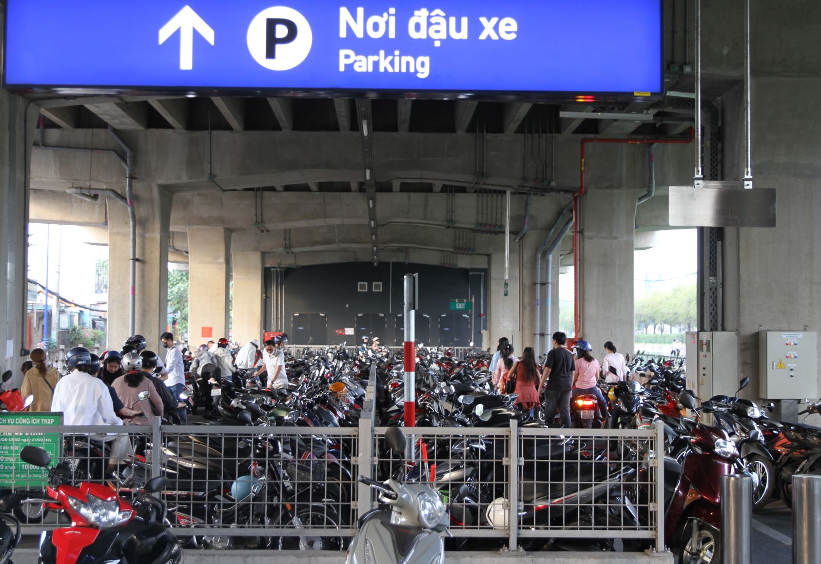 TP Hồ Chí Minh: Đông đảo người dân du Xuân bằng tuyến metro số 1 - Ảnh 11.