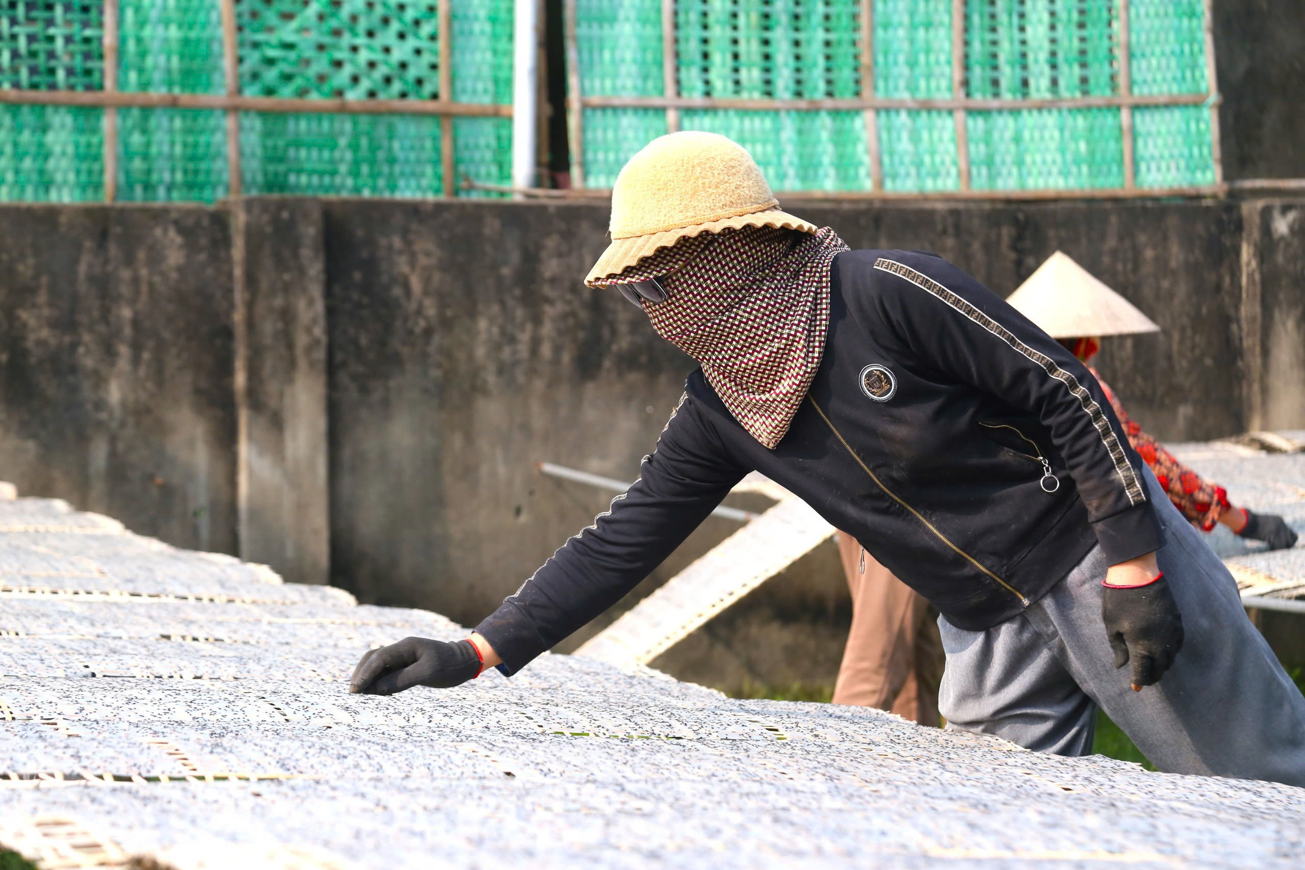 Làng bánh đa rộn ràng từ 3h sáng, 'chạy đua' vào vụ Tết- Ảnh 8.