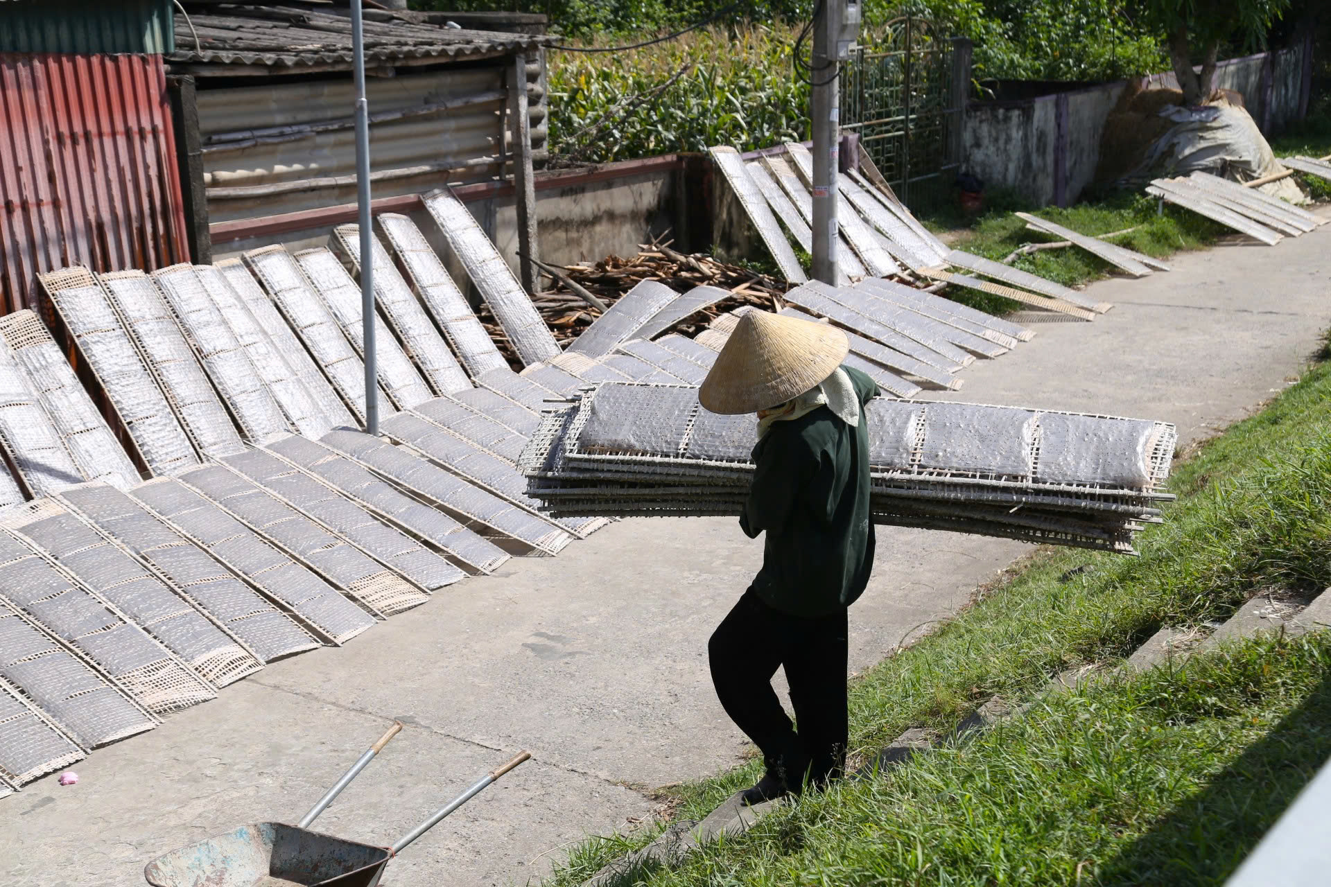 Làng bánh đa rộn ràng từ 3h sáng, 'chạy đua' vào vụ Tết- Ảnh 10.