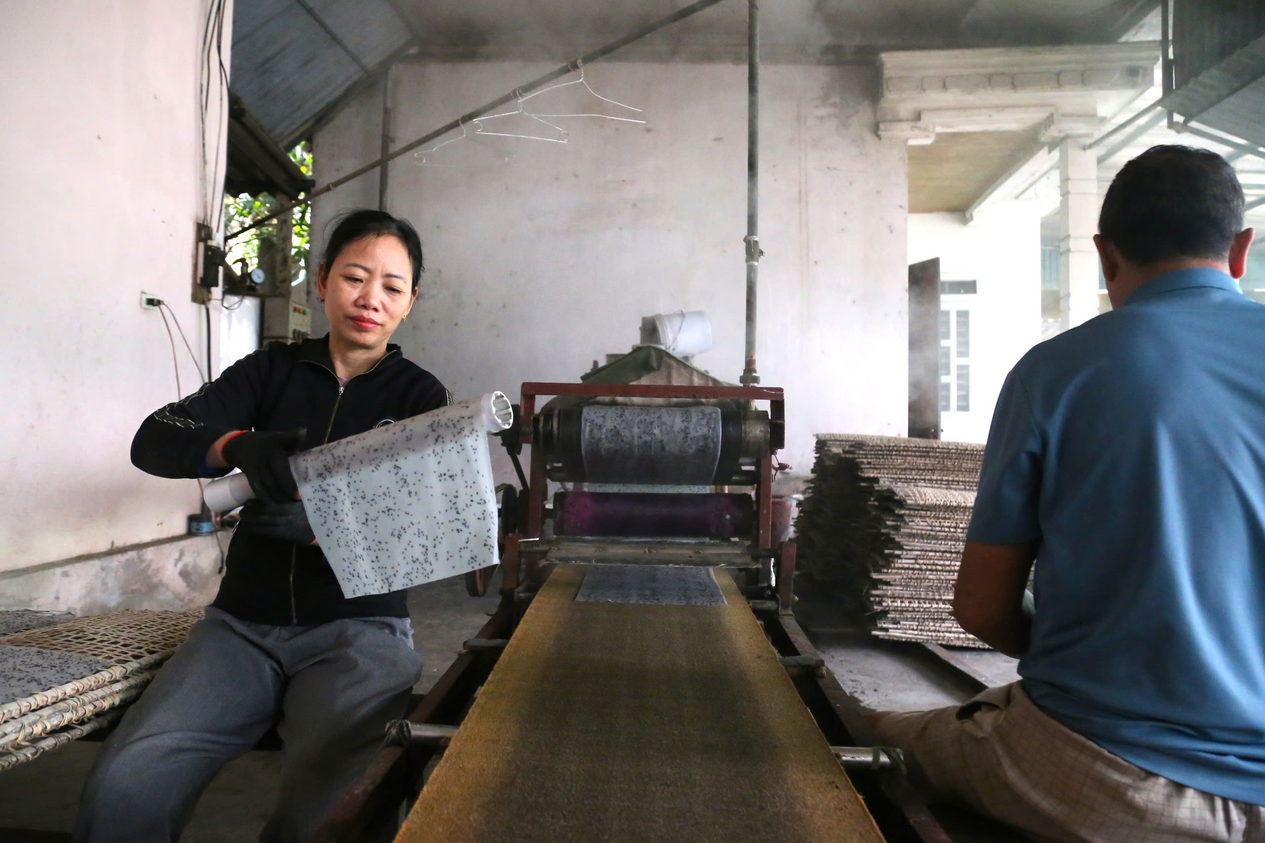 Làng bánh đa rộn ràng từ 3h sáng, 'chạy đua' vào vụ Tết- Ảnh 2.