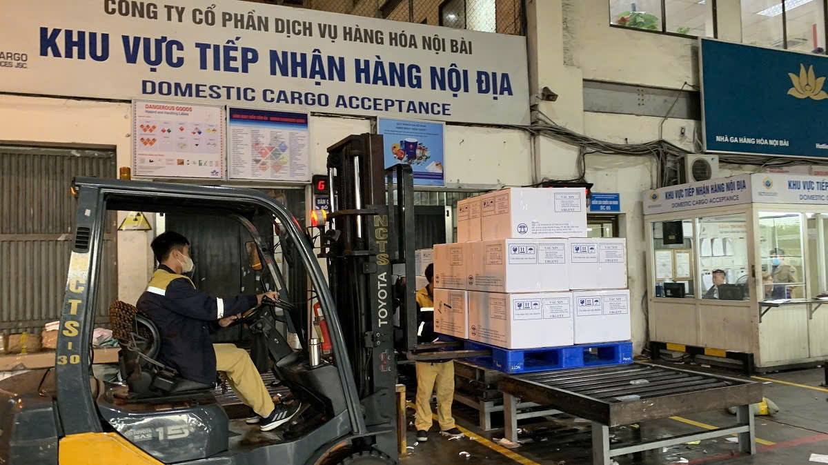 Đã có hàng trăm tấn vắc xin chống dịch, tiêm chủng mở rộng được vận chuyển miễn phí- Ảnh 1.