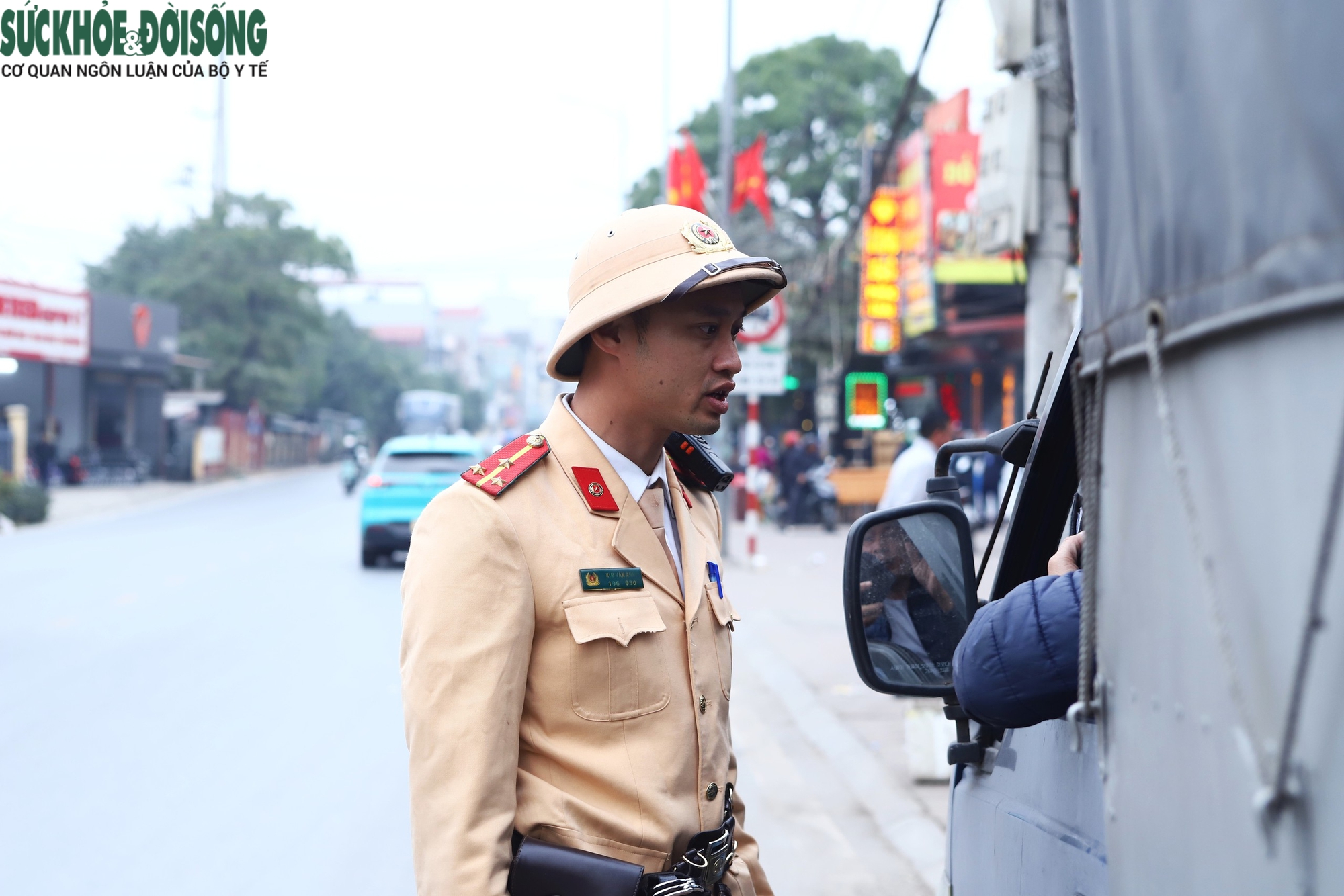 Người vi phạm sẽ được 'phổ cập' ngay về Nghị định 168 tại chốt CSGT sau đó mới bị phạt - Ảnh 4.