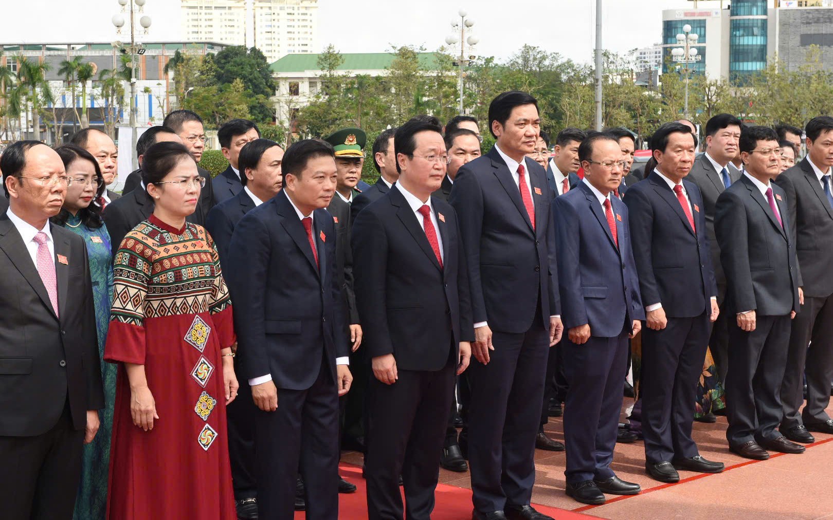 Đoàn đại biểu Đại hội Đảng bộ Nghệ An dâng hoa, báo công với Bác Hồ 