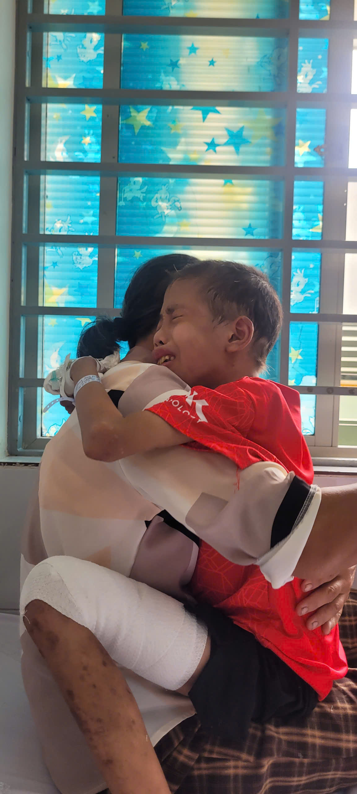 Sức khỏe của bé trai bị suy giảm miễn dịch yếu hơn, vẫn cần sự trợ giúp của cộng đồng- Ảnh 3.