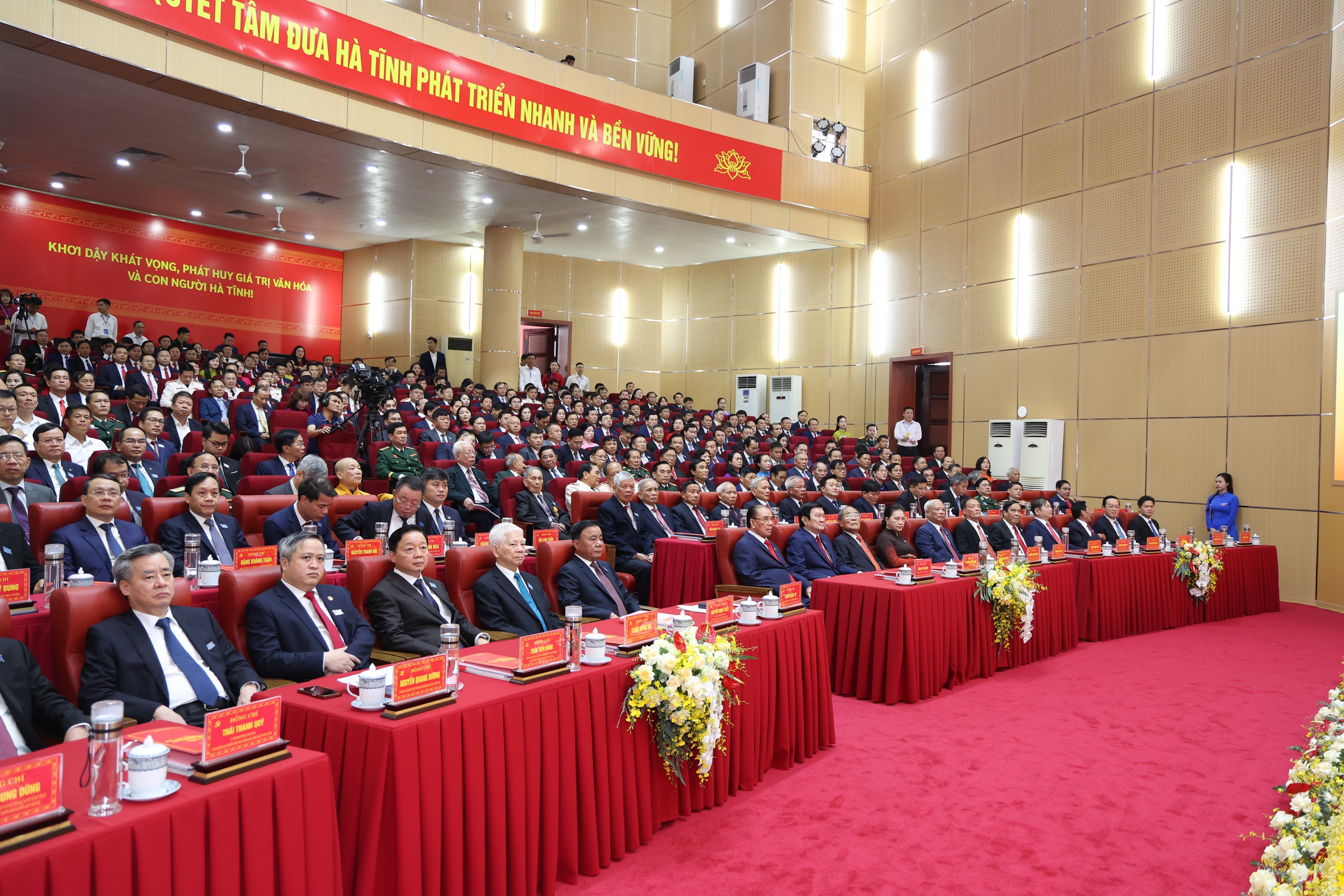 Khai mạc Đại hội đại biểu Đảng bộ tỉnh Hà Tĩnh nhiệm kỳ 2025 - 2030- Ảnh 1.