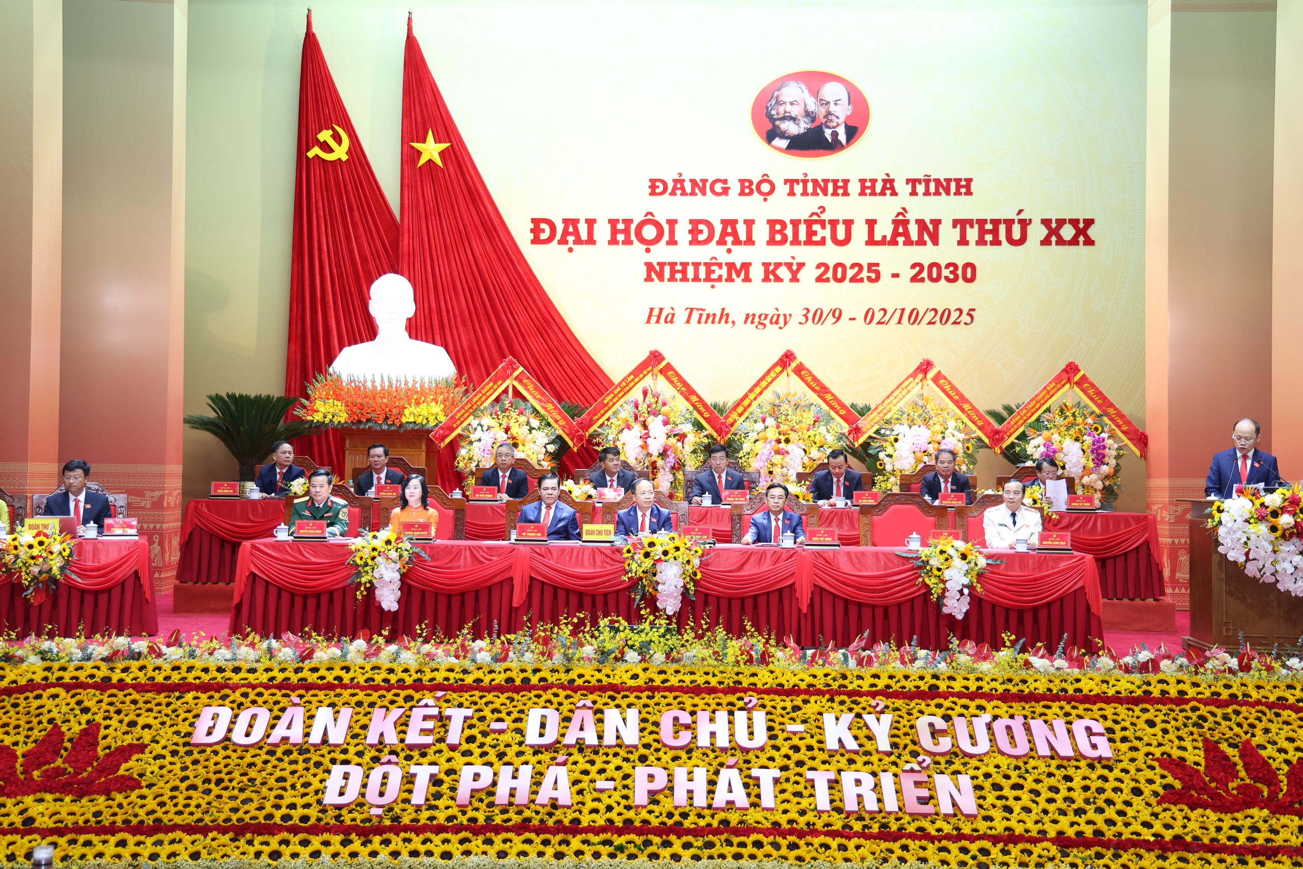 Khai mạc Đại hội đại biểu Đảng bộ tỉnh Hà Tĩnh nhiệm kỳ 2025 - 2030- Ảnh 3.