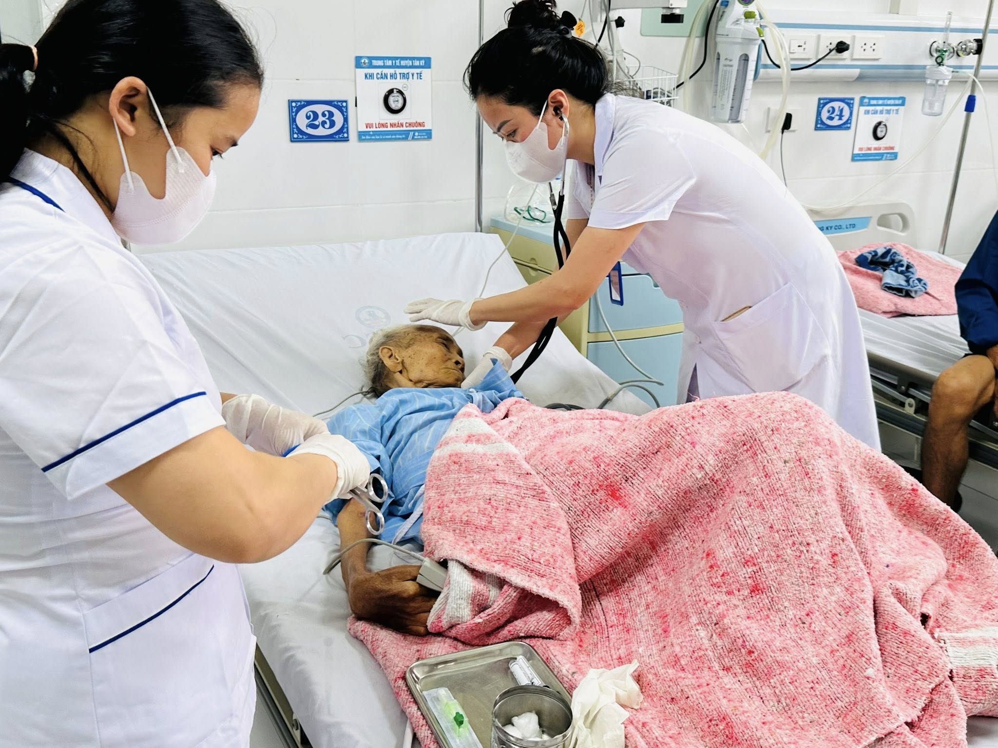 Sẵn sàng các phương án cấp cứu, thuốc và hóa chất khử khuẩn sau bão số 10- Ảnh 1.